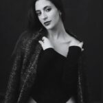 Beatriz Costa Instagram - Decidi que serei uma planta com raízes no céu e na terra, uma planta que cresce em direção a si mesma. 📸 @studiofaya