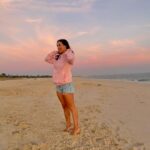 Beatriz Costa Instagram - 𝐎 𝐩𝐚í𝐬 𝐝𝐨 𝐬𝐨𝐧𝐡𝐨 𝐧𝐨 𝐫𝐞𝐠𝐚ç𝐨 𝐝𝐚 𝐦𝐨𝐫𝐞𝐧𝐚. Tenho escrito muito...este post foi quase a partilha de um texto, um desabafo sobre o mundo e o que me tem feito sentir nos últimos tempos. O silêncio nem sempre é sinal de indiferença, muitas vezes é sintoma de muita ação interna, muito pensamento e emoções que não conseguimos, por enquanto, traduzir em palavras. Resido na impotência de ver guerras, sofrimento, e não poder fazer nada para que acabe; e na alegria simples de poder ver um pôr do sol, como este, em segurança. Sentir-me segura, amada... Estar feliz e triste ao mesmo tempo. Que para estar só feliz teria que ser indiferente ao mundo, e isso não consigo...nem quero. Afinal as guerras não estão assim tão longe, às vezes até se sentam ao meu lado, que as pessoas também andam com batalhas internas, são guerras ambulantes algumas, só que fingem muito bem que estão bem. Somos todos tão diferentes e tão iguais, essencialmente. Queremos todos o mesmo: respeito, espaço para Ser, felicidade, segurança e amor. De todas estas coisas, o que poder dar a quem se cruza comigo, dou. Mesmo que não consigam fazer o mesmo comigo. Há uma linha que separa o amor do ódio: chama-se empatia. Escolho-a sempre que me é possível, e se não for (afinal sou só humana), distancio-me. O António Lobo Antunes escreveu muito melhor do que eu sobre o que estou a sentir, numa crónica que se chama "Juro que não vou esquecer". E diz assim "(..) Porquê ? que estúpido indignar-me, zango-me com Deus, comigo (...) gostava de ter os joelhos enormes de modo que coubessem no meu colo, em vez das cadeiras de plástico." Também gostava.