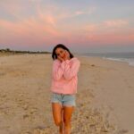 Beatriz Costa Instagram - 𝐎 𝐩𝐚í𝐬 𝐝𝐨 𝐬𝐨𝐧𝐡𝐨 𝐧𝐨 𝐫𝐞𝐠𝐚ç𝐨 𝐝𝐚 𝐦𝐨𝐫𝐞𝐧𝐚. Tenho escrito muito...este post foi quase a partilha de um texto, um desabafo sobre o mundo e o que me tem feito sentir nos últimos tempos. O silêncio nem sempre é sinal de indiferença, muitas vezes é sintoma de muita ação interna, muito pensamento e emoções que não conseguimos, por enquanto, traduzir em palavras. Resido na impotência de ver guerras, sofrimento, e não poder fazer nada para que acabe; e na alegria simples de poder ver um pôr do sol, como este, em segurança. Sentir-me segura, amada... Estar feliz e triste ao mesmo tempo. Que para estar só feliz teria que ser indiferente ao mundo, e isso não consigo...nem quero. Afinal as guerras não estão assim tão longe, às vezes até se sentam ao meu lado, que as pessoas também andam com batalhas internas, são guerras ambulantes algumas, só que fingem muito bem que estão bem. Somos todos tão diferentes e tão iguais, essencialmente. Queremos todos o mesmo: respeito, espaço para Ser, felicidade, segurança e amor. De todas estas coisas, o que poder dar a quem se cruza comigo, dou. Mesmo que não consigam fazer o mesmo comigo. Há uma linha que separa o amor do ódio: chama-se empatia. Escolho-a sempre que me é possível, e se não for (afinal sou só humana), distancio-me. O António Lobo Antunes escreveu muito melhor do que eu sobre o que estou a sentir, numa crónica que se chama "Juro que não vou esquecer". E diz assim "(..) Porquê ? que estúpido indignar-me, zango-me com Deus, comigo (...) gostava de ter os joelhos enormes de modo que coubessem no meu colo, em vez das cadeiras de plástico." Também gostava.