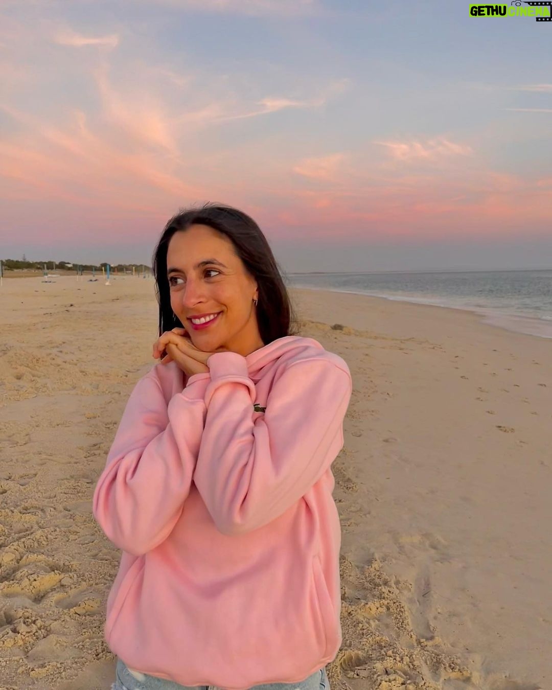 Beatriz Costa - 3.4K Likes - 𝐎 𝐩𝐚í𝐬 𝐝𝐨 𝐬𝐨𝐧𝐡𝐨 𝐧𝐨 𝐫𝐞𝐠𝐚ç𝐨 𝐝𝐚 𝐦𝐨𝐫𝐞𝐧𝐚.
Tenho escrito muito...este post foi quase a partilha de um texto, um desabafo sobre o mundo e o que me tem feito sentir nos últimos tempos. O silêncio nem sempre é sinal de indiferença, muitas vezes é sintoma de muita ação interna, muito pensamento e emoções que não conseguimos, por enquanto, traduzir em palavras.
Resido na impotência de ver guerras, sofrimento, e não poder fazer nada para que acabe; e na alegria simples de poder ver um pôr do sol, como este, em segurança. Sentir-me segura, amada...
Estar feliz e triste ao mesmo tempo. Que para estar só feliz teria que ser indiferente ao mundo, e isso não consigo...nem quero.
Afinal as guerras não estão assim tão longe, às vezes até se sentam ao meu lado, que as pessoas também andam com batalhas internas, são guerras ambulantes algumas, só que fingem muito bem que estão bem.
Somos todos tão diferentes e tão iguais, essencialmente. Queremos todos o mesmo: respeito, espaço para Ser, felicidade, segurança e amor. De todas estas coisas, o que poder dar a quem se cruza comigo, dou. Mesmo que não consigam fazer o mesmo comigo.
Há uma linha que separa o amor do ódio: chama-se empatia. Escolho-a sempre que me é possível, e se não for (afinal sou só humana), distancio-me.
O António Lobo Antunes escreveu muito melhor do que eu sobre o que estou a sentir, numa crónica que se chama "Juro que não vou esquecer".
E diz assim "(..) Porquê ?
que estúpido indignar-me, zango-me com Deus, comigo (...) gostava de ter os joelhos enormes de modo que coubessem no meu colo, em vez das cadeiras de plástico."
Também gostava.