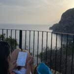 Beatriz Costa Instagram - Último post sobre a viagem que não é bem sobre a viagem. Temos uma sequência de fotografias em que parece que estou a ser abraçada pelo sol - ali a rasgar as nuvens para me agarrar; e depois temos uma das coisas que mais me impressionou no museu do vaticano: uma pintura do Dalí que mostra como a leveza e a alegria, quando dançam, deixam a angústia des-mai-ada (ela ali no canto a derreter numa pedra). É basicamente isso. Tudo neste post é sobre leveza e alegria, não vemos a angústia, porque ela estava fraquinha e decidiu não aparecer. A última (também numa das paredes do vaticano) parece-me um anjo a tentar mostrar a um mortal onde é que está a luz, mas ele não está a perceber nada, só olha para as asas. Achei bonito e ilustrativo. Mas se calhar sou só eu que estou a ver coisas. Beijo-vos anonas do deserto, boa noite 🤍 Italy