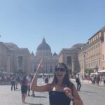 Beatriz Costa Instagram - Último post sobre a viagem que não é bem sobre a viagem. Temos uma sequência de fotografias em que parece que estou a ser abraçada pelo sol - ali a rasgar as nuvens para me agarrar; e depois temos uma das coisas que mais me impressionou no museu do vaticano: uma pintura do Dalí que mostra como a leveza e a alegria, quando dançam, deixam a angústia des-mai-ada (ela ali no canto a derreter numa pedra). É basicamente isso. Tudo neste post é sobre leveza e alegria, não vemos a angústia, porque ela estava fraquinha e decidiu não aparecer. A última (também numa das paredes do vaticano) parece-me um anjo a tentar mostrar a um mortal onde é que está a luz, mas ele não está a perceber nada, só olha para as asas. Achei bonito e ilustrativo. Mas se calhar sou só eu que estou a ver coisas. Beijo-vos anonas do deserto, boa noite 🤍 Italy