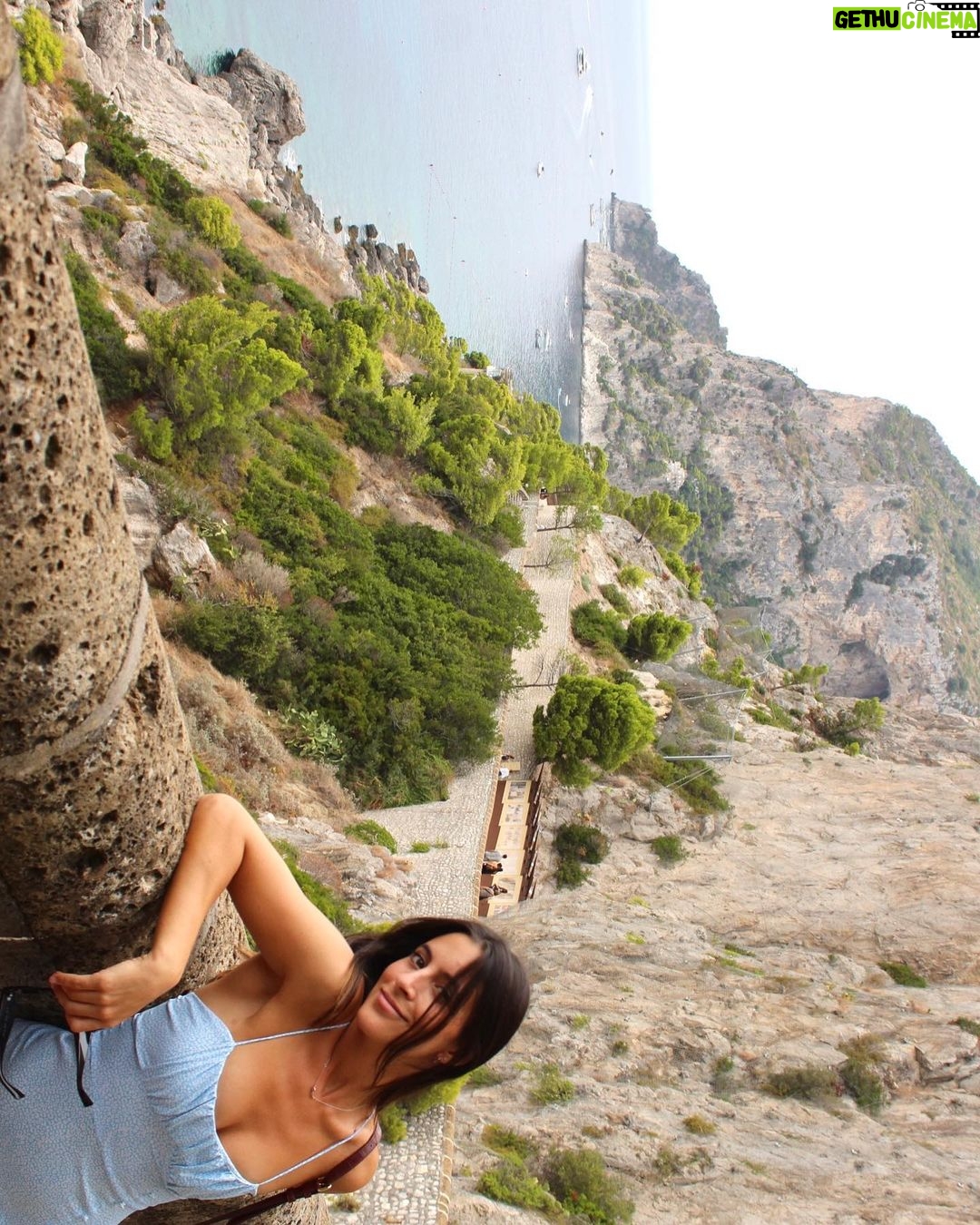 Beatriz Costa Instagram - A explorar a costa italiana e a ser tremendamente felizes. It谩lia tens sido muito boa para n贸s 馃珷馃┑ Costa Amalfitana