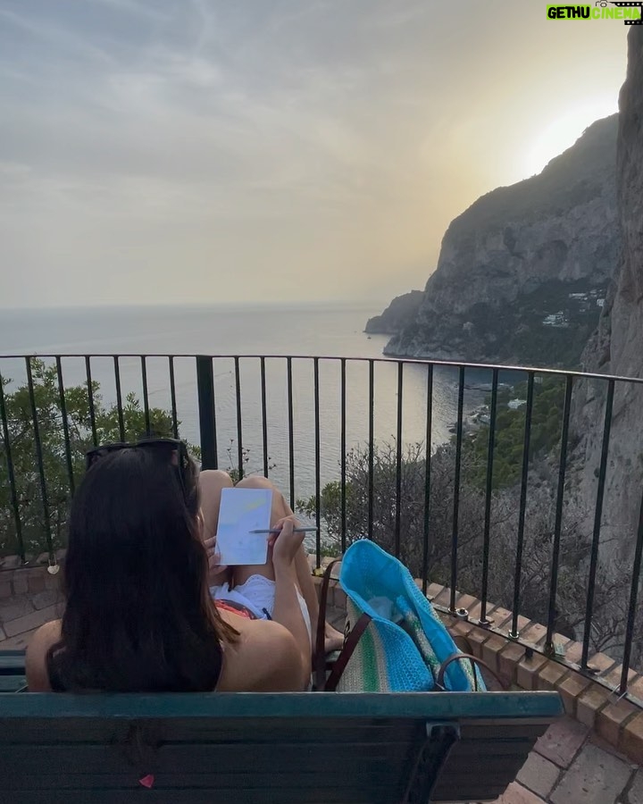 Beatriz Costa Instagram - A explorar a costa italiana e a ser tremendamente felizes. It谩lia tens sido muito boa para n贸s 馃珷馃┑ Costa Amalfitana