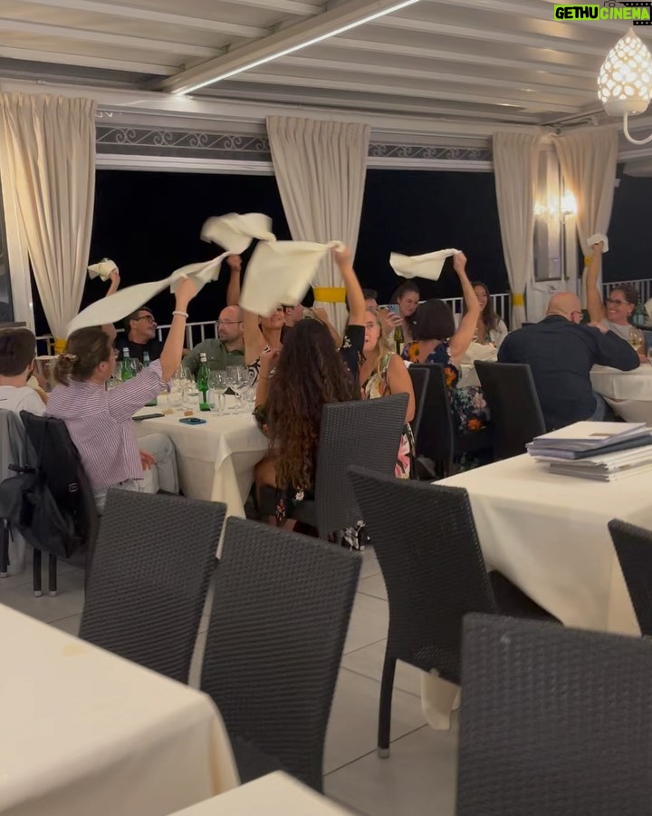 Beatriz Costa Instagram - A explorar a costa italiana e a ser tremendamente felizes. It谩lia tens sido muito boa para n贸s 馃珷馃┑ Costa Amalfitana