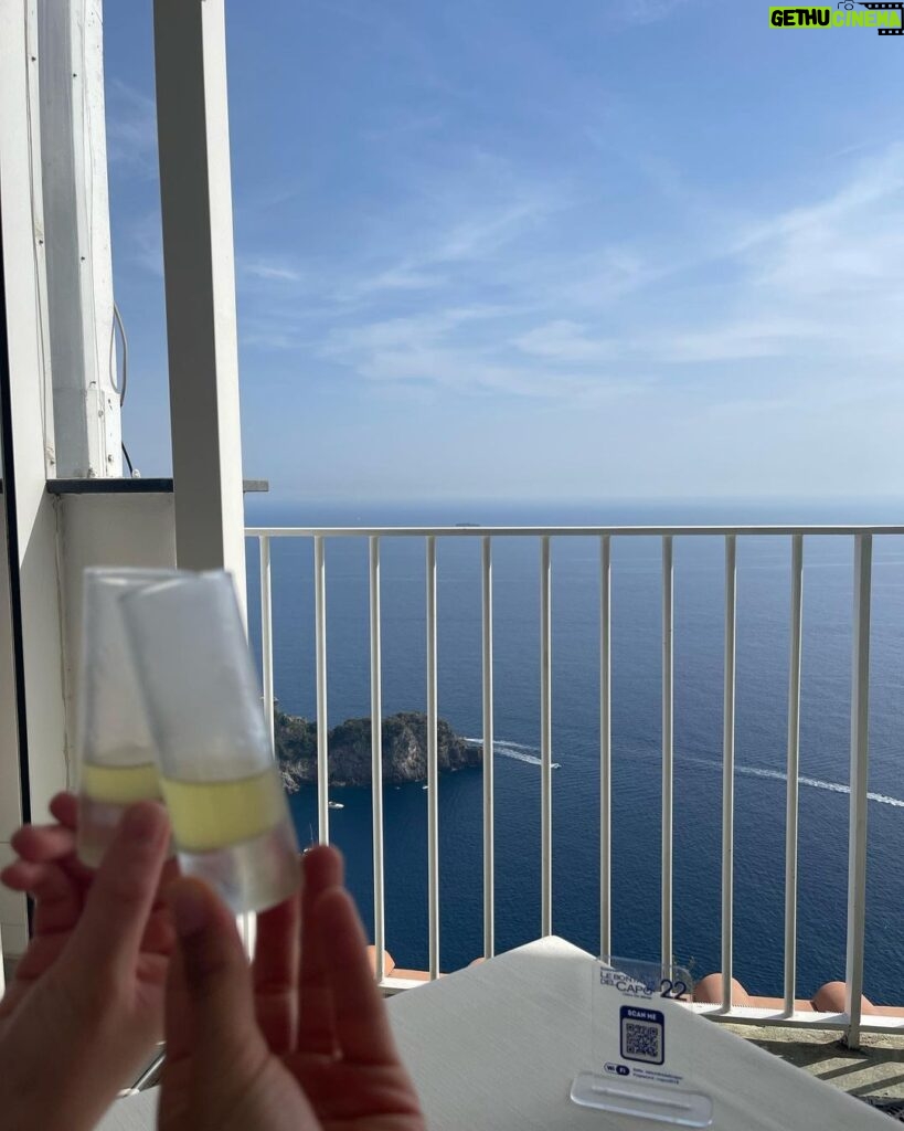 Beatriz Costa Instagram - A explorar a costa italiana e a ser tremendamente felizes. Itália tens sido muito boa para nós 🫠🩵 Costa Amalfitana