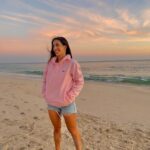Beatriz Costa Instagram - 𝐎 𝐩𝐚í𝐬 𝐝𝐨 𝐬𝐨𝐧𝐡𝐨 𝐧𝐨 𝐫𝐞𝐠𝐚ç𝐨 𝐝𝐚 𝐦𝐨𝐫𝐞𝐧𝐚. Tenho escrito muito...este post foi quase a partilha de um texto, um desabafo sobre o mundo e o que me tem feito sentir nos últimos tempos. O silêncio nem sempre é sinal de indiferença, muitas vezes é sintoma de muita ação interna, muito pensamento e emoções que não conseguimos, por enquanto, traduzir em palavras. Resido na impotência de ver guerras, sofrimento, e não poder fazer nada para que acabe; e na alegria simples de poder ver um pôr do sol, como este, em segurança. Sentir-me segura, amada... Estar feliz e triste ao mesmo tempo. Que para estar só feliz teria que ser indiferente ao mundo, e isso não consigo...nem quero. Afinal as guerras não estão assim tão longe, às vezes até se sentam ao meu lado, que as pessoas também andam com batalhas internas, são guerras ambulantes algumas, só que fingem muito bem que estão bem. Somos todos tão diferentes e tão iguais, essencialmente. Queremos todos o mesmo: respeito, espaço para Ser, felicidade, segurança e amor. De todas estas coisas, o que poder dar a quem se cruza comigo, dou. Mesmo que não consigam fazer o mesmo comigo. Há uma linha que separa o amor do ódio: chama-se empatia. Escolho-a sempre que me é possível, e se não for (afinal sou só humana), distancio-me. O António Lobo Antunes escreveu muito melhor do que eu sobre o que estou a sentir, numa crónica que se chama "Juro que não vou esquecer". E diz assim "(..) Porquê ? que estúpido indignar-me, zango-me com Deus, comigo (...) gostava de ter os joelhos enormes de modo que coubessem no meu colo, em vez das cadeiras de plástico." Também gostava.