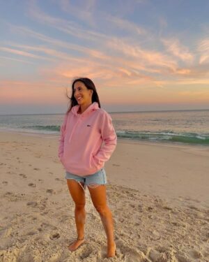 Beatriz Costa Instagram - 𝐎 𝐩𝐚í𝐬 𝐝𝐨 𝐬𝐨𝐧𝐡𝐨 𝐧𝐨 𝐫𝐞𝐠𝐚ç𝐨 𝐝𝐚 𝐦𝐨𝐫𝐞𝐧𝐚.

Tenho escrito muito...este post foi quase a partilha de um texto, um desabafo sobre o mundo e o que me tem feito sentir nos últimos tempos. O silêncio nem sempre é sinal de indiferença, muitas vezes é sintoma de muita ação interna, muito pensamento e emoções que não conseguimos, por enquanto, traduzir em palavras. 

Resido na impotência de ver guerras, sofrimento, e não poder fazer nada para que acabe; e na alegria simples de poder ver um pôr do sol, como este, em segurança. Sentir-me segura, amada...
Estar feliz e triste ao mesmo tempo. Que para estar só feliz teria que ser indiferente ao mundo, e isso não consigo...nem quero. 

Afinal as guerras não estão assim tão longe, às vezes até se sentam ao meu lado, que as pessoas também andam com batalhas internas, são guerras ambulantes algumas, só que fingem muito bem que estão bem. 
Somos todos tão diferentes e tão iguais, essencialmente. Queremos todos o mesmo: respeito, espaço para Ser, felicidade, segurança e amor. De todas estas coisas, o que poder dar a quem se cruza comigo, dou. Mesmo que não consigam fazer o mesmo comigo. 
Há uma linha que separa o amor do ódio: chama-se empatia. Escolho-a sempre que me é possível, e se não for (afinal sou só humana), distancio-me.

O António Lobo Antunes escreveu muito melhor do que eu sobre o que estou a sentir, numa crónica que se chama "Juro que não vou esquecer". 
E diz assim "(..) Porquê ?
que estúpido indignar-me, zango-me com Deus, comigo (...) gostava de ter os joelhos enormes de modo que coubessem no meu colo, em vez das cadeiras de plástico." 

Também gostava.