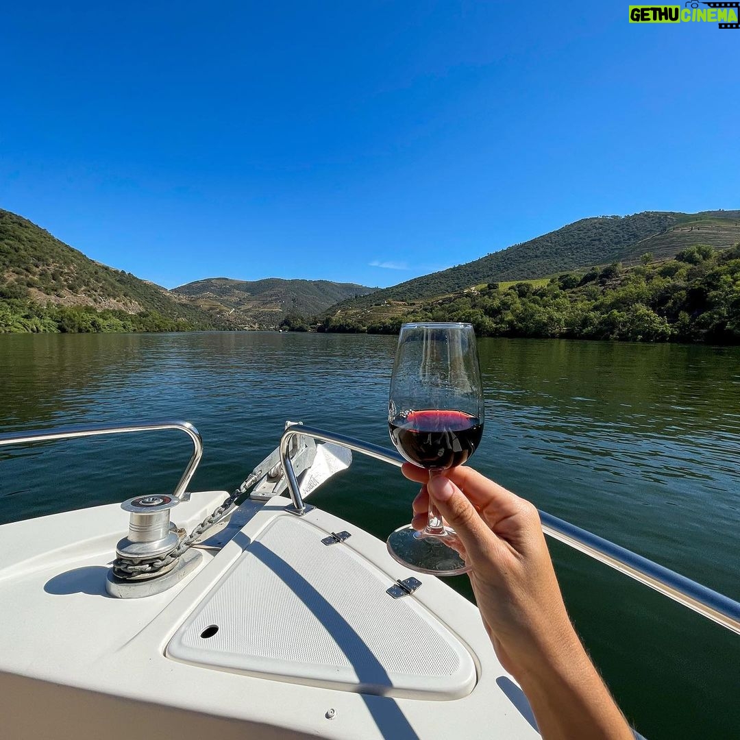 Beatriz Costa Instagram - Dentro da paisagem. Obrigada @deltatur.pt pela experiência deliciosa: conforto, simpatia e o meu douro. Para repetir! 🩵 Pinhão - Douro Vinhateiro
