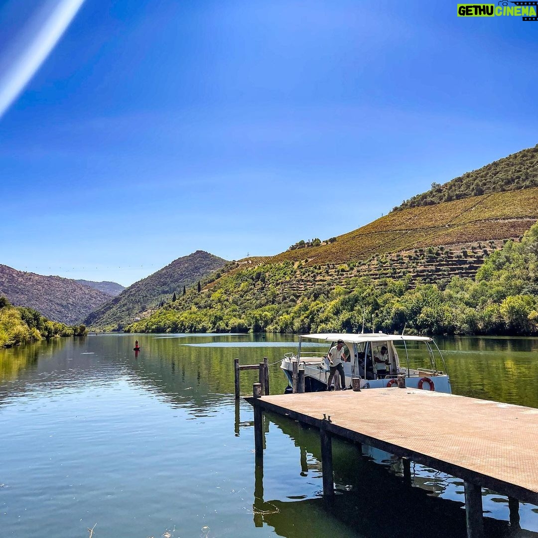 Beatriz Costa Instagram - Dentro da paisagem. Obrigada @deltatur.pt pela experiência deliciosa: conforto, simpatia e o meu douro. Para repetir! 🩵 Pinhão - Douro Vinhateiro