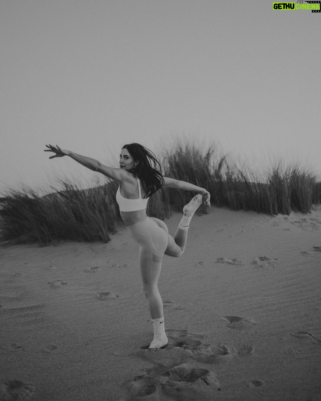 Beatriz Costa Instagram - • 𝗖𝗢𝗥𝗣𝗨𝗦 𝗢𝗣𝗘𝗥𝗔𝗡𝗗𝗜𝗦 • What makes you move?//Qual é a in-tensão? Eu e o meu veículo dançante num momento de conexão e liberdade. Falar disso e não falar de amor é-me impossível. O movimento é sempre expressão de uma coisa que o antecede e não tem nome: porque vontade, motivação ou ímpeto são coisas posteriores a essa ainda. Há qualquer coisa que nos acontece quando decidimos que é por ali que vamos, que é aquela a direção, que é aquele passo e que é aquele o caminho.E depois o corpo segue, mas antes dele estamos a seguir essa coisa que nos faz mover. Essa atração irresistível que não sabemos como nem de onde nasce mas que quando nasce nunca mais nos larga. Deve chamar-se Amor. O movimento arbitrário pode ser lindíssimo por ser frívolo, inconsistente e inesperado,mas o movimento ponderado e intencional é a pegada que fica. Qual é a intenção por trás do movimento?Onde começa e onde a tua in-tensão,a tua tensão interna? Há um poema do José Régio que me mostraram quando era menina e que nunca mais me deixou. Chama-se “Cântico Negro”,e reza assim: "(...)Não, não vou por aí! Só vou por onde me levam meus próprios passos… Se ao que busco saber nenhum de vós responde,
Por que me repetis: 'vem por aqui?'" Devia ter uns catorze anos quando o li, felizmente,porque me fez uma espécie de impressão profunda,uma tatuagem no meu subscinsciente de insubordinação e coragem.Isso é perigoso numa adolescente mas imperativo numa jovem adulta. O movimento.Decide-lo tu ou deixas que o façam isso por ti? E se não foste tu a escolher a direção,os passos que dás, ainda são teus? O ioga para mim é isto tudo e mais, porque juntamos a toda a equação o silêncio.E onde o silêncio está presente está também o segredo das coisas.E dançar com o segredo das coisas não nos torna mais sábios,mas torna-nos com certeza mais humanos e mais felizes. As fotografias foram tiradas pela @joanadartefotografou,que além de ter uma energia apaixonante ainda capta assim: com amor e subtileza. E depois a Isa,sempre a Isa.Ser mulher e estar rodeada de mulheres verdadeiramente incríveis empodera-me de uma forma que nunca vou conseguir exprimir com palavras. Mas tentarei sempre. Bom domingo!