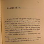 Beatriz Costa Instagram - OLÁ SOU A BEATRIZ. (📸 @marianafdrebelo) 1. Poeta, 2. Sempre a florir. 3. Uma multiplicidade de acidentes, 4. Uma multiplicidade de cores. 5. Abramovic e Ulay aqui a representar a arte, o meu amor por Ela e O exercício bonito que pratico sempre: vulnerabilidade 6. Fome. Sempre com fome e muito apetite. 7. Um bocadinho alentejana/das planícies tranquilas (não me apressem, por favor.) 8. Sempre a expressar/criar/questionar/construir. 9. Um bocadinho de Pessoa. Grande bocadinho de coragem. 10. Como diz a homónima "a alegria é a minha religião", e o Amor também. Sempre. (Aqui era uma fotografia minha a sorrir muito no meio do campo mas o instagram só deixa postar 10 fotos) 🩵