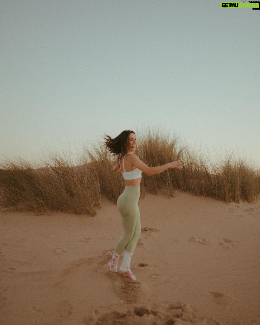 Beatriz Costa Instagram - • 𝗖𝗢𝗥𝗣𝗨𝗦 𝗢𝗣𝗘𝗥𝗔𝗡𝗗𝗜𝗦 • What makes you move?//Qual é a in-tensão? Eu e o meu veículo dançante num momento de conexão e liberdade. Falar disso e não falar de amor é-me impossível. O movimento é sempre expressão de uma coisa que o antecede e não tem nome: porque vontade, motivação ou ímpeto são coisas posteriores a essa ainda. Há qualquer coisa que nos acontece quando decidimos que é por ali que vamos, que é aquela a direção, que é aquele passo e que é aquele o caminho.E depois o corpo segue, mas antes dele estamos a seguir essa coisa que nos faz mover. Essa atração irresistível que não sabemos como nem de onde nasce mas que quando nasce nunca mais nos larga. Deve chamar-se Amor. O movimento arbitrário pode ser lindíssimo por ser frívolo, inconsistente e inesperado,mas o movimento ponderado e intencional é a pegada que fica. Qual é a intenção por trás do movimento?Onde começa e onde a tua in-tensão,a tua tensão interna? Há um poema do José Régio que me mostraram quando era menina e que nunca mais me deixou. Chama-se “Cântico Negro”,e reza assim: "(...)Não, não vou por aí! Só vou por onde me levam meus próprios passos… Se ao que busco saber nenhum de vós responde,
Por que me repetis: 'vem por aqui?'" Devia ter uns catorze anos quando o li, felizmente,porque me fez uma espécie de impressão profunda,uma tatuagem no meu subscinsciente de insubordinação e coragem.Isso é perigoso numa adolescente mas imperativo numa jovem adulta. O movimento.Decide-lo tu ou deixas que o façam isso por ti? E se não foste tu a escolher a direção,os passos que dás, ainda são teus? O ioga para mim é isto tudo e mais, porque juntamos a toda a equação o silêncio.E onde o silêncio está presente está também o segredo das coisas.E dançar com o segredo das coisas não nos torna mais sábios,mas torna-nos com certeza mais humanos e mais felizes. As fotografias foram tiradas pela @joanadartefotografou,que além de ter uma energia apaixonante ainda capta assim: com amor e subtileza. E depois a Isa,sempre a Isa.Ser mulher e estar rodeada de mulheres verdadeiramente incríveis empodera-me de uma forma que nunca vou conseguir exprimir com palavras. Mas tentarei sempre. Bom domingo!