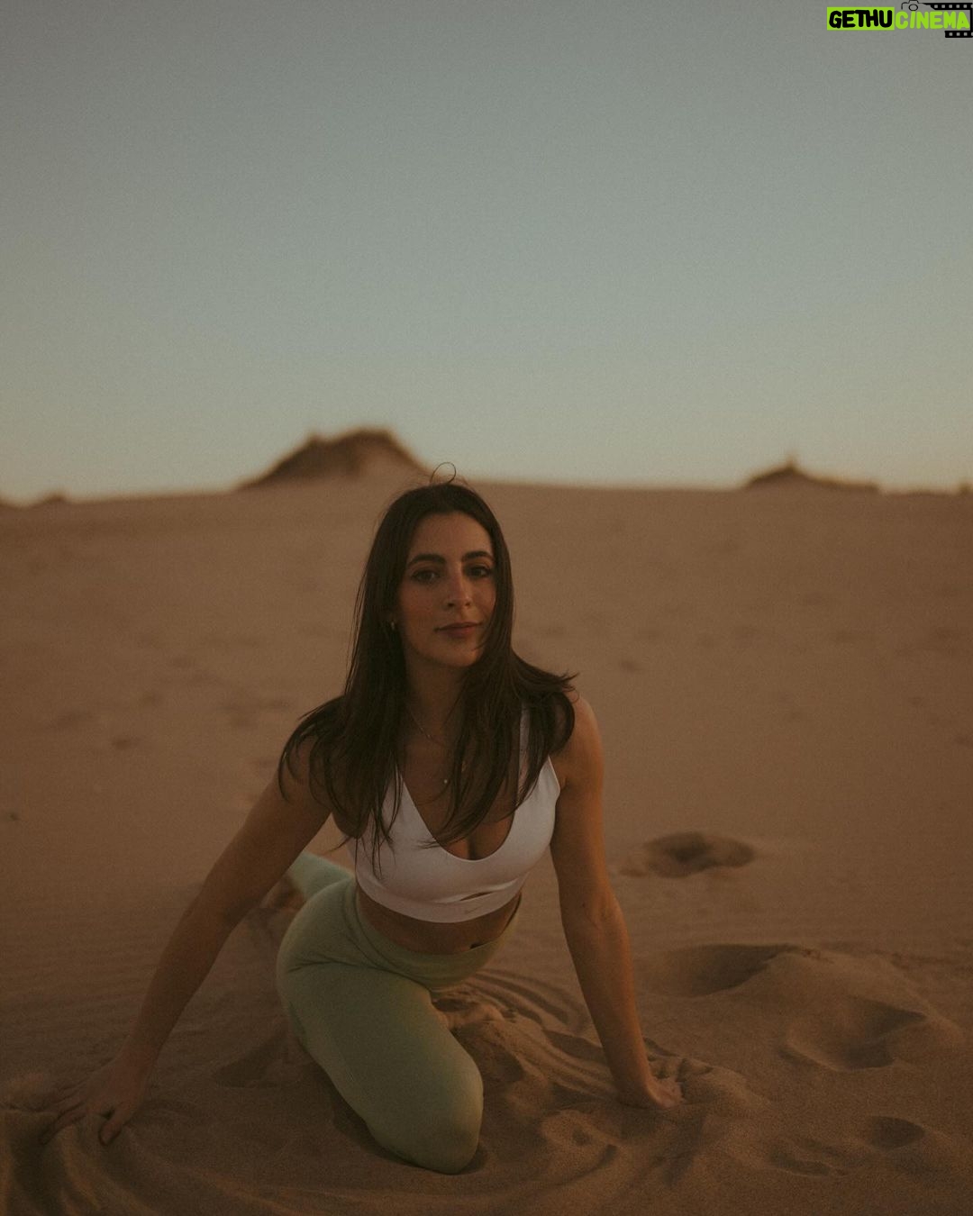 Beatriz Costa Instagram - • 𝗖𝗢𝗥𝗣𝗨𝗦 𝗢𝗣𝗘𝗥𝗔𝗡𝗗𝗜𝗦 • What makes you move?//Qual é a in-tensão? Eu e o meu veículo dançante num momento de conexão e liberdade. Falar disso e não falar de amor é-me impossível. O movimento é sempre expressão de uma coisa que o antecede e não tem nome: porque vontade, motivação ou ímpeto são coisas posteriores a essa ainda. Há qualquer coisa que nos acontece quando decidimos que é por ali que vamos, que é aquela a direção, que é aquele passo e que é aquele o caminho.E depois o corpo segue, mas antes dele estamos a seguir essa coisa que nos faz mover. Essa atração irresistível que não sabemos como nem de onde nasce mas que quando nasce nunca mais nos larga. Deve chamar-se Amor. O movimento arbitrário pode ser lindíssimo por ser frívolo, inconsistente e inesperado,mas o movimento ponderado e intencional é a pegada que fica. Qual é a intenção por trás do movimento?Onde começa e onde a tua in-tensão,a tua tensão interna? Há um poema do José Régio que me mostraram quando era menina e que nunca mais me deixou. Chama-se “Cântico Negro”,e reza assim: "(...)Não, não vou por aí! Só vou por onde me levam meus próprios passos… Se ao que busco saber nenhum de vós responde,
Por que me repetis: 'vem por aqui?'" Devia ter uns catorze anos quando o li, felizmente,porque me fez uma espécie de impressão profunda,uma tatuagem no meu subscinsciente de insubordinação e coragem.Isso é perigoso numa adolescente mas imperativo numa jovem adulta. O movimento.Decide-lo tu ou deixas que o façam isso por ti? E se não foste tu a escolher a direção,os passos que dás, ainda são teus? O ioga para mim é isto tudo e mais, porque juntamos a toda a equação o silêncio.E onde o silêncio está presente está também o segredo das coisas.E dançar com o segredo das coisas não nos torna mais sábios,mas torna-nos com certeza mais humanos e mais felizes. As fotografias foram tiradas pela @joanadartefotografou,que além de ter uma energia apaixonante ainda capta assim: com amor e subtileza. E depois a Isa,sempre a Isa.Ser mulher e estar rodeada de mulheres verdadeiramente incríveis empodera-me de uma forma que nunca vou conseguir exprimir com palavras. Mas tentarei sempre. Bom domingo!