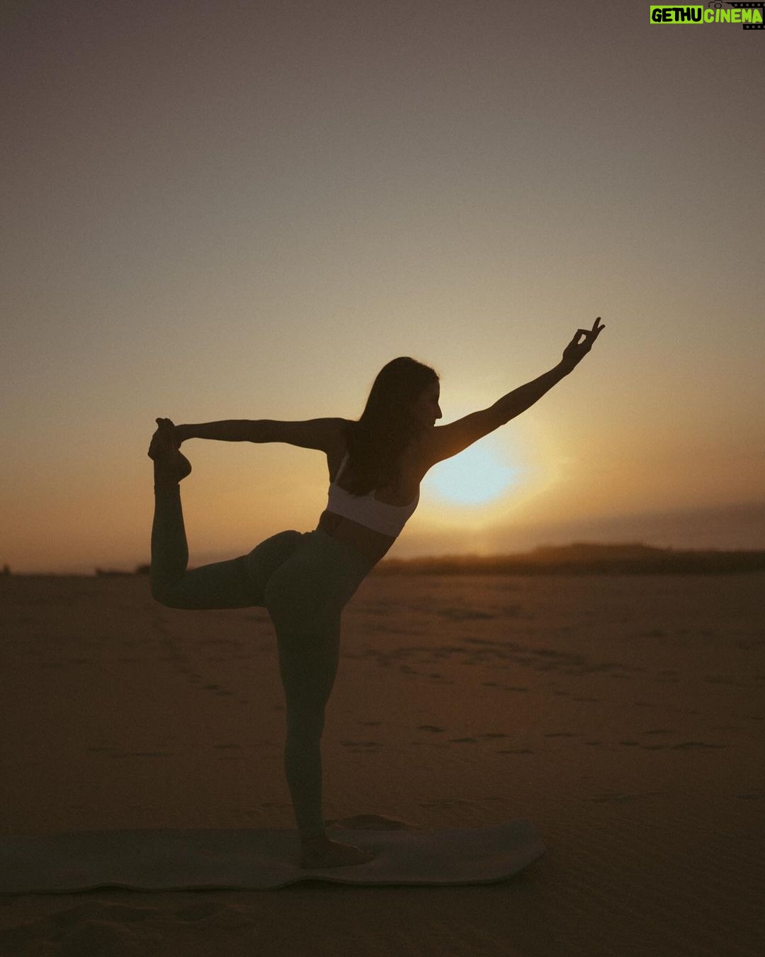 Beatriz Costa Instagram - • 𝗖𝗢𝗥𝗣𝗨𝗦 𝗢𝗣𝗘𝗥𝗔𝗡𝗗𝗜𝗦 • What makes you move?//Qual é a in-tensão? Eu e o meu veículo dançante num momento de conexão e liberdade. Falar disso e não falar de amor é-me impossível. O movimento é sempre expressão de uma coisa que o antecede e não tem nome: porque vontade, motivação ou ímpeto são coisas posteriores a essa ainda. Há qualquer coisa que nos acontece quando decidimos que é por ali que vamos, que é aquela a direção, que é aquele passo e que é aquele o caminho.E depois o corpo segue, mas antes dele estamos a seguir essa coisa que nos faz mover. Essa atração irresistível que não sabemos como nem de onde nasce mas que quando nasce nunca mais nos larga. Deve chamar-se Amor. O movimento arbitrário pode ser lindíssimo por ser frívolo, inconsistente e inesperado,mas o movimento ponderado e intencional é a pegada que fica. Qual é a intenção por trás do movimento?Onde começa e onde a tua in-tensão,a tua tensão interna? Há um poema do José Régio que me mostraram quando era menina e que nunca mais me deixou. Chama-se “Cântico Negro”,e reza assim: "(...)Não, não vou por aí! Só vou por onde me levam meus próprios passos… Se ao que busco saber nenhum de vós responde,
Por que me repetis: 'vem por aqui?'" Devia ter uns catorze anos quando o li, felizmente,porque me fez uma espécie de impressão profunda,uma tatuagem no meu subscinsciente de insubordinação e coragem.Isso é perigoso numa adolescente mas imperativo numa jovem adulta. O movimento.Decide-lo tu ou deixas que o façam isso por ti? E se não foste tu a escolher a direção,os passos que dás, ainda são teus? O ioga para mim é isto tudo e mais, porque juntamos a toda a equação o silêncio.E onde o silêncio está presente está também o segredo das coisas.E dançar com o segredo das coisas não nos torna mais sábios,mas torna-nos com certeza mais humanos e mais felizes. As fotografias foram tiradas pela @joanadartefotografou,que além de ter uma energia apaixonante ainda capta assim: com amor e subtileza. E depois a Isa,sempre a Isa.Ser mulher e estar rodeada de mulheres verdadeiramente incríveis empodera-me de uma forma que nunca vou conseguir exprimir com palavras. Mas tentarei sempre. Bom domingo!