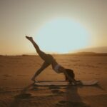 Beatriz Costa Instagram - • 𝗖𝗢𝗥𝗣𝗨𝗦 𝗢𝗣𝗘𝗥𝗔𝗡𝗗𝗜𝗦 • What makes you move?//Qual é a in-tensão? Eu e o meu veículo dançante num momento de conexão e liberdade. Falar disso e não falar de amor é-me impossível. O movimento é sempre expressão de uma coisa que o antecede e não tem nome: porque vontade, motivação ou ímpeto são coisas posteriores a essa ainda. Há qualquer coisa que nos acontece quando decidimos que é por ali que vamos, que é aquela a direção, que é aquele passo e que é aquele o caminho.E depois o corpo segue, mas antes dele estamos a seguir essa coisa que nos faz mover. Essa atração irresistível que não sabemos como nem de onde nasce mas que quando nasce nunca mais nos larga. Deve chamar-se Amor. O movimento arbitrário pode ser lindíssimo por ser frívolo, inconsistente e inesperado,mas o movimento ponderado e intencional é a pegada que fica. Qual é a intenção por trás do movimento?Onde começa e onde a tua in-tensão,a tua tensão interna? Há um poema do José Régio que me mostraram quando era menina e que nunca mais me deixou. Chama-se “Cântico Negro”,e reza assim: "(...)Não, não vou por aí! Só vou por onde me levam meus próprios passos… Se ao que busco saber nenhum de vós responde, Por que me repetis: 'vem por aqui?'" Devia ter uns catorze anos quando o li, felizmente,porque me fez uma espécie de impressão profunda,uma tatuagem no meu subscinsciente de insubordinação e coragem.Isso é perigoso numa adolescente mas imperativo numa jovem adulta. O movimento.Decide-lo tu ou deixas que o façam isso por ti? E se não foste tu a escolher a direção,os passos que dás, ainda são teus? O ioga para mim é isto tudo e mais, porque juntamos a toda a equação o silêncio.E onde o silêncio está presente está também o segredo das coisas.E dançar com o segredo das coisas não nos torna mais sábios,mas torna-nos com certeza mais humanos e mais felizes. As fotografias foram tiradas pela @joanadartefotografou,que além de ter uma energia apaixonante ainda capta assim: com amor e subtileza. E depois a Isa,sempre a Isa.Ser mulher e estar rodeada de mulheres verdadeiramente incríveis empodera-me de uma forma que nunca vou conseguir exprimir com palavras. Mas tentarei sempre. Bom domingo!