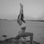 Beatriz Costa Instagram - • 𝗖𝗢𝗥𝗣𝗨𝗦 𝗢𝗣𝗘𝗥𝗔𝗡𝗗𝗜𝗦 • What makes you move?//Qual é a in-tensão? Eu e o meu veículo dançante num momento de conexão e liberdade. Falar disso e não falar de amor é-me impossível. O movimento é sempre expressão de uma coisa que o antecede e não tem nome: porque vontade, motivação ou ímpeto são coisas posteriores a essa ainda. Há qualquer coisa que nos acontece quando decidimos que é por ali que vamos, que é aquela a direção, que é aquele passo e que é aquele o caminho.E depois o corpo segue, mas antes dele estamos a seguir essa coisa que nos faz mover. Essa atração irresistível que não sabemos como nem de onde nasce mas que quando nasce nunca mais nos larga. Deve chamar-se Amor. O movimento arbitrário pode ser lindíssimo por ser frívolo, inconsistente e inesperado,mas o movimento ponderado e intencional é a pegada que fica. Qual é a intenção por trás do movimento?Onde começa e onde a tua in-tensão,a tua tensão interna? Há um poema do José Régio que me mostraram quando era menina e que nunca mais me deixou. Chama-se “Cântico Negro”,e reza assim: "(...)Não, não vou por aí! Só vou por onde me levam meus próprios passos… Se ao que busco saber nenhum de vós responde, Por que me repetis: 'vem por aqui?'" Devia ter uns catorze anos quando o li, felizmente,porque me fez uma espécie de impressão profunda,uma tatuagem no meu subscinsciente de insubordinação e coragem.Isso é perigoso numa adolescente mas imperativo numa jovem adulta. O movimento.Decide-lo tu ou deixas que o façam isso por ti? E se não foste tu a escolher a direção,os passos que dás, ainda são teus? O ioga para mim é isto tudo e mais, porque juntamos a toda a equação o silêncio.E onde o silêncio está presente está também o segredo das coisas.E dançar com o segredo das coisas não nos torna mais sábios,mas torna-nos com certeza mais humanos e mais felizes. As fotografias foram tiradas pela @joanadartefotografou,que além de ter uma energia apaixonante ainda capta assim: com amor e subtileza. E depois a Isa,sempre a Isa.Ser mulher e estar rodeada de mulheres verdadeiramente incríveis empodera-me de uma forma que nunca vou conseguir exprimir com palavras. Mas tentarei sempre. Bom domingo!