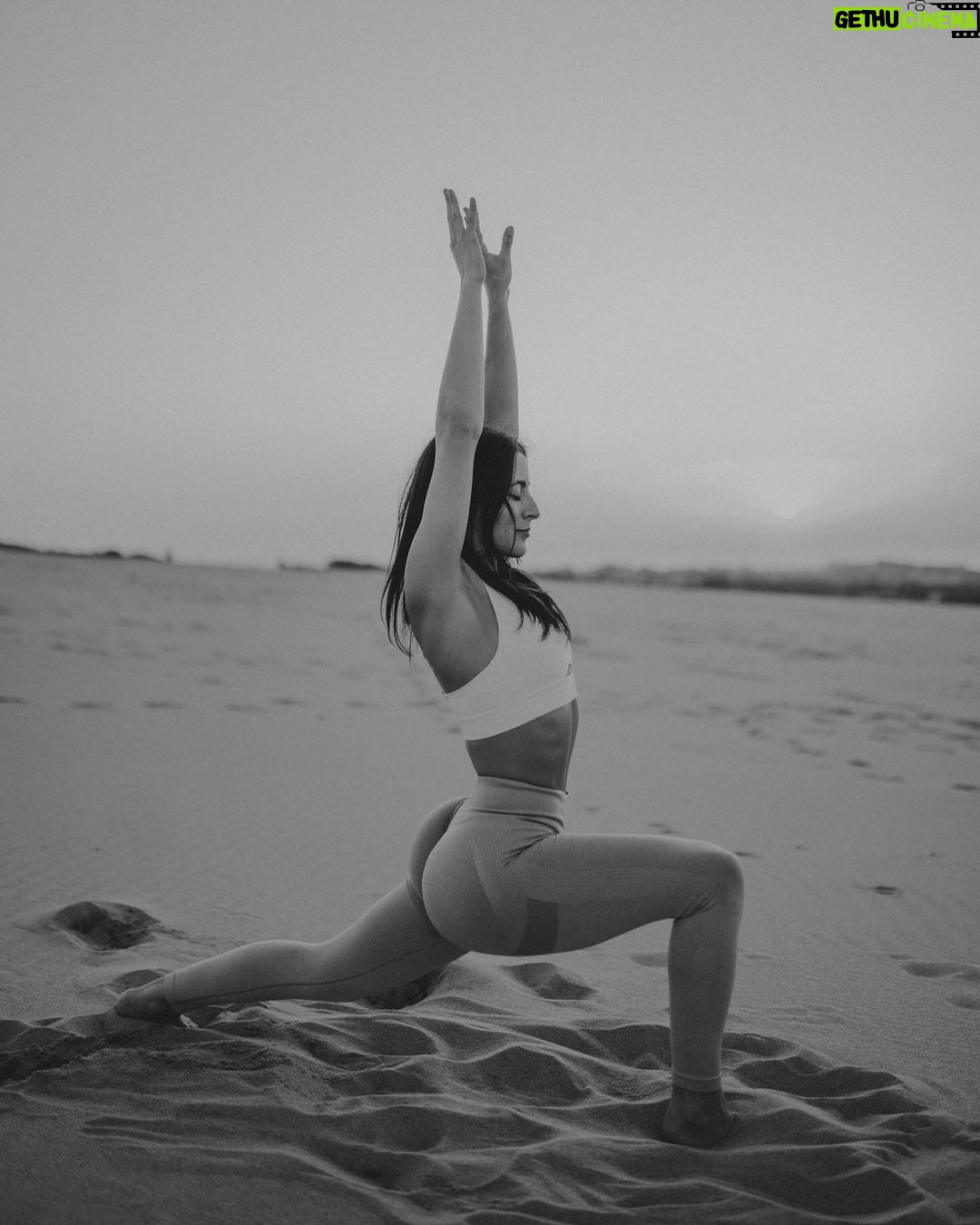 Beatriz Costa Instagram - • 𝗖𝗢𝗥𝗣𝗨𝗦 𝗢𝗣𝗘𝗥𝗔𝗡𝗗𝗜𝗦 • What makes you move?//Qual é a in-tensão? Eu e o meu veículo dançante num momento de conexão e liberdade. Falar disso e não falar de amor é-me impossível. O movimento é sempre expressão de uma coisa que o antecede e não tem nome: porque vontade, motivação ou ímpeto são coisas posteriores a essa ainda. Há qualquer coisa que nos acontece quando decidimos que é por ali que vamos, que é aquela a direção, que é aquele passo e que é aquele o caminho.E depois o corpo segue, mas antes dele estamos a seguir essa coisa que nos faz mover. Essa atração irresistível que não sabemos como nem de onde nasce mas que quando nasce nunca mais nos larga. Deve chamar-se Amor. O movimento arbitrário pode ser lindíssimo por ser frívolo, inconsistente e inesperado,mas o movimento ponderado e intencional é a pegada que fica. Qual é a intenção por trás do movimento?Onde começa e onde a tua in-tensão,a tua tensão interna? Há um poema do José Régio que me mostraram quando era menina e que nunca mais me deixou. Chama-se “Cântico Negro”,e reza assim: "(...)Não, não vou por aí! Só vou por onde me levam meus próprios passos… Se ao que busco saber nenhum de vós responde,
Por que me repetis: 'vem por aqui?'" Devia ter uns catorze anos quando o li, felizmente,porque me fez uma espécie de impressão profunda,uma tatuagem no meu subscinsciente de insubordinação e coragem.Isso é perigoso numa adolescente mas imperativo numa jovem adulta. O movimento.Decide-lo tu ou deixas que o façam isso por ti? E se não foste tu a escolher a direção,os passos que dás, ainda são teus? O ioga para mim é isto tudo e mais, porque juntamos a toda a equação o silêncio.E onde o silêncio está presente está também o segredo das coisas.E dançar com o segredo das coisas não nos torna mais sábios,mas torna-nos com certeza mais humanos e mais felizes. As fotografias foram tiradas pela @joanadartefotografou,que além de ter uma energia apaixonante ainda capta assim: com amor e subtileza. E depois a Isa,sempre a Isa.Ser mulher e estar rodeada de mulheres verdadeiramente incríveis empodera-me de uma forma que nunca vou conseguir exprimir com palavras. Mas tentarei sempre. Bom domingo!