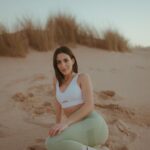 Beatriz Costa Instagram - • 𝗖𝗢𝗥𝗣𝗨𝗦 𝗢𝗣𝗘𝗥𝗔𝗡𝗗𝗜𝗦 • What makes you move?//Qual é a in-tensão? Eu e o meu veículo dançante num momento de conexão e liberdade. Falar disso e não falar de amor é-me impossível. O movimento é sempre expressão de uma coisa que o antecede e não tem nome: porque vontade, motivação ou ímpeto são coisas posteriores a essa ainda. Há qualquer coisa que nos acontece quando decidimos que é por ali que vamos, que é aquela a direção, que é aquele passo e que é aquele o caminho.E depois o corpo segue, mas antes dele estamos a seguir essa coisa que nos faz mover. Essa atração irresistível que não sabemos como nem de onde nasce mas que quando nasce nunca mais nos larga. Deve chamar-se Amor. O movimento arbitrário pode ser lindíssimo por ser frívolo, inconsistente e inesperado,mas o movimento ponderado e intencional é a pegada que fica. Qual é a intenção por trás do movimento?Onde começa e onde a tua in-tensão,a tua tensão interna? Há um poema do José Régio que me mostraram quando era menina e que nunca mais me deixou. Chama-se “Cântico Negro”,e reza assim: "(...)Não, não vou por aí! Só vou por onde me levam meus próprios passos… Se ao que busco saber nenhum de vós responde, Por que me repetis: 'vem por aqui?'" Devia ter uns catorze anos quando o li, felizmente,porque me fez uma espécie de impressão profunda,uma tatuagem no meu subscinsciente de insubordinação e coragem.Isso é perigoso numa adolescente mas imperativo numa jovem adulta. O movimento.Decide-lo tu ou deixas que o façam isso por ti? E se não foste tu a escolher a direção,os passos que dás, ainda são teus? O ioga para mim é isto tudo e mais, porque juntamos a toda a equação o silêncio.E onde o silêncio está presente está também o segredo das coisas.E dançar com o segredo das coisas não nos torna mais sábios,mas torna-nos com certeza mais humanos e mais felizes. As fotografias foram tiradas pela @joanadartefotografou,que além de ter uma energia apaixonante ainda capta assim: com amor e subtileza. E depois a Isa,sempre a Isa.Ser mulher e estar rodeada de mulheres verdadeiramente incríveis empodera-me de uma forma que nunca vou conseguir exprimir com palavras. Mas tentarei sempre. Bom domingo!