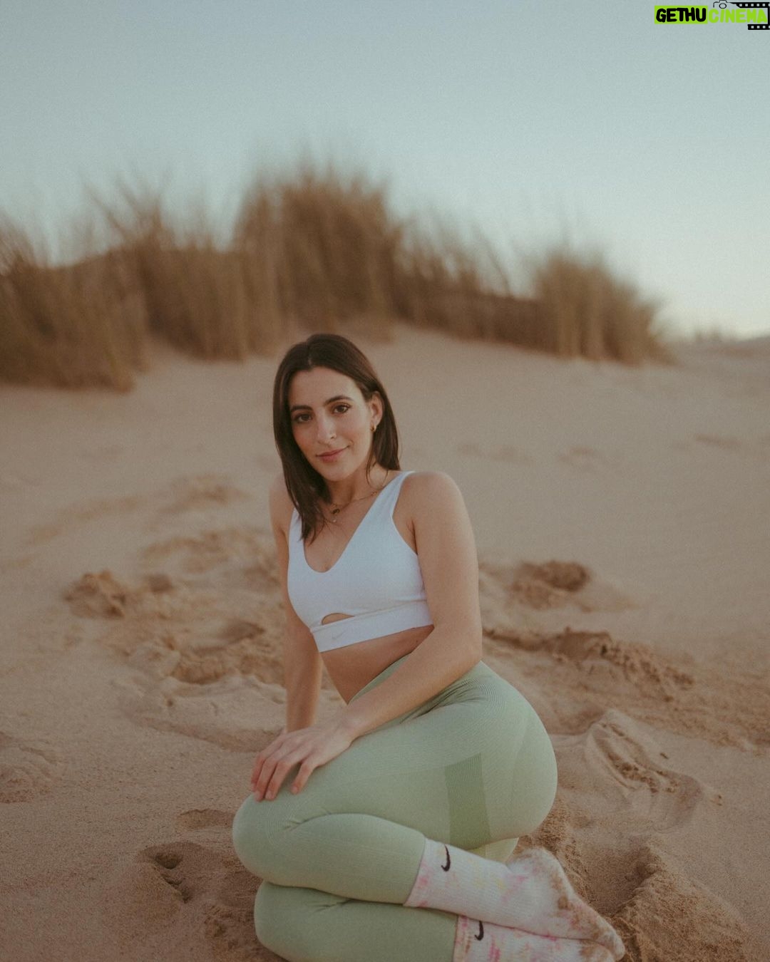 Beatriz Costa Instagram - • 𝗖𝗢𝗥𝗣𝗨𝗦 𝗢𝗣𝗘𝗥𝗔𝗡𝗗𝗜𝗦 • What makes you move?//Qual é a in-tensão? Eu e o meu veículo dançante num momento de conexão e liberdade. Falar disso e não falar de amor é-me impossível. O movimento é sempre expressão de uma coisa que o antecede e não tem nome: porque vontade, motivação ou ímpeto são coisas posteriores a essa ainda. Há qualquer coisa que nos acontece quando decidimos que é por ali que vamos, que é aquela a direção, que é aquele passo e que é aquele o caminho.E depois o corpo segue, mas antes dele estamos a seguir essa coisa que nos faz mover. Essa atração irresistível que não sabemos como nem de onde nasce mas que quando nasce nunca mais nos larga. Deve chamar-se Amor. O movimento arbitrário pode ser lindíssimo por ser frívolo, inconsistente e inesperado,mas o movimento ponderado e intencional é a pegada que fica. Qual é a intenção por trás do movimento?Onde começa e onde a tua in-tensão,a tua tensão interna? Há um poema do José Régio que me mostraram quando era menina e que nunca mais me deixou. Chama-se “Cântico Negro”,e reza assim: "(...)Não, não vou por aí! Só vou por onde me levam meus próprios passos… Se ao que busco saber nenhum de vós responde,
Por que me repetis: 'vem por aqui?'" Devia ter uns catorze anos quando o li, felizmente,porque me fez uma espécie de impressão profunda,uma tatuagem no meu subscinsciente de insubordinação e coragem.Isso é perigoso numa adolescente mas imperativo numa jovem adulta. O movimento.Decide-lo tu ou deixas que o façam isso por ti? E se não foste tu a escolher a direção,os passos que dás, ainda são teus? O ioga para mim é isto tudo e mais, porque juntamos a toda a equação o silêncio.E onde o silêncio está presente está também o segredo das coisas.E dançar com o segredo das coisas não nos torna mais sábios,mas torna-nos com certeza mais humanos e mais felizes. As fotografias foram tiradas pela @joanadartefotografou,que além de ter uma energia apaixonante ainda capta assim: com amor e subtileza. E depois a Isa,sempre a Isa.Ser mulher e estar rodeada de mulheres verdadeiramente incríveis empodera-me de uma forma que nunca vou conseguir exprimir com palavras. Mas tentarei sempre. Bom domingo!