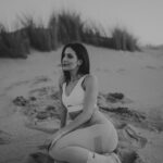 Beatriz Costa Instagram - • 𝗖𝗢𝗥𝗣𝗨𝗦 𝗢𝗣𝗘𝗥𝗔𝗡𝗗𝗜𝗦 • What makes you move?//Qual é a in-tensão? Eu e o meu veículo dançante num momento de conexão e liberdade. Falar disso e não falar de amor é-me impossível. O movimento é sempre expressão de uma coisa que o antecede e não tem nome: porque vontade, motivação ou ímpeto são coisas posteriores a essa ainda. Há qualquer coisa que nos acontece quando decidimos que é por ali que vamos, que é aquela a direção, que é aquele passo e que é aquele o caminho.E depois o corpo segue, mas antes dele estamos a seguir essa coisa que nos faz mover. Essa atração irresistível que não sabemos como nem de onde nasce mas que quando nasce nunca mais nos larga. Deve chamar-se Amor. O movimento arbitrário pode ser lindíssimo por ser frívolo, inconsistente e inesperado,mas o movimento ponderado e intencional é a pegada que fica. Qual é a intenção por trás do movimento?Onde começa e onde a tua in-tensão,a tua tensão interna? Há um poema do José Régio que me mostraram quando era menina e que nunca mais me deixou. Chama-se “Cântico Negro”,e reza assim: "(...)Não, não vou por aí! Só vou por onde me levam meus próprios passos… Se ao que busco saber nenhum de vós responde, Por que me repetis: 'vem por aqui?'" Devia ter uns catorze anos quando o li, felizmente,porque me fez uma espécie de impressão profunda,uma tatuagem no meu subscinsciente de insubordinação e coragem.Isso é perigoso numa adolescente mas imperativo numa jovem adulta. O movimento.Decide-lo tu ou deixas que o façam isso por ti? E se não foste tu a escolher a direção,os passos que dás, ainda são teus? O ioga para mim é isto tudo e mais, porque juntamos a toda a equação o silêncio.E onde o silêncio está presente está também o segredo das coisas.E dançar com o segredo das coisas não nos torna mais sábios,mas torna-nos com certeza mais humanos e mais felizes. As fotografias foram tiradas pela @joanadartefotografou,que além de ter uma energia apaixonante ainda capta assim: com amor e subtileza. E depois a Isa,sempre a Isa.Ser mulher e estar rodeada de mulheres verdadeiramente incríveis empodera-me de uma forma que nunca vou conseguir exprimir com palavras. Mas tentarei sempre. Bom domingo!