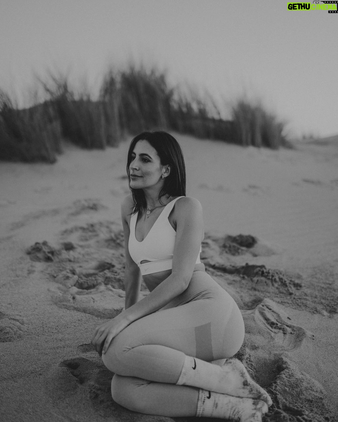 Beatriz Costa Instagram - • 𝗖𝗢𝗥𝗣𝗨𝗦 𝗢𝗣𝗘𝗥𝗔𝗡𝗗𝗜𝗦 • What makes you move?//Qual é a in-tensão? Eu e o meu veículo dançante num momento de conexão e liberdade. Falar disso e não falar de amor é-me impossível. O movimento é sempre expressão de uma coisa que o antecede e não tem nome: porque vontade, motivação ou ímpeto são coisas posteriores a essa ainda. Há qualquer coisa que nos acontece quando decidimos que é por ali que vamos, que é aquela a direção, que é aquele passo e que é aquele o caminho.E depois o corpo segue, mas antes dele estamos a seguir essa coisa que nos faz mover. Essa atração irresistível que não sabemos como nem de onde nasce mas que quando nasce nunca mais nos larga. Deve chamar-se Amor. O movimento arbitrário pode ser lindíssimo por ser frívolo, inconsistente e inesperado,mas o movimento ponderado e intencional é a pegada que fica. Qual é a intenção por trás do movimento?Onde começa e onde a tua in-tensão,a tua tensão interna? Há um poema do José Régio que me mostraram quando era menina e que nunca mais me deixou. Chama-se “Cântico Negro”,e reza assim: "(...)Não, não vou por aí! Só vou por onde me levam meus próprios passos… Se ao que busco saber nenhum de vós responde,
Por que me repetis: 'vem por aqui?'" Devia ter uns catorze anos quando o li, felizmente,porque me fez uma espécie de impressão profunda,uma tatuagem no meu subscinsciente de insubordinação e coragem.Isso é perigoso numa adolescente mas imperativo numa jovem adulta. O movimento.Decide-lo tu ou deixas que o façam isso por ti? E se não foste tu a escolher a direção,os passos que dás, ainda são teus? O ioga para mim é isto tudo e mais, porque juntamos a toda a equação o silêncio.E onde o silêncio está presente está também o segredo das coisas.E dançar com o segredo das coisas não nos torna mais sábios,mas torna-nos com certeza mais humanos e mais felizes. As fotografias foram tiradas pela @joanadartefotografou,que além de ter uma energia apaixonante ainda capta assim: com amor e subtileza. E depois a Isa,sempre a Isa.Ser mulher e estar rodeada de mulheres verdadeiramente incríveis empodera-me de uma forma que nunca vou conseguir exprimir com palavras. Mas tentarei sempre. Bom domingo!
