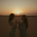 Beatriz Costa Instagram - • 𝗖𝗢𝗥𝗣𝗨𝗦 𝗢𝗣𝗘𝗥𝗔𝗡𝗗𝗜𝗦 • What makes you move?//Qual é a in-tensão? Eu e o meu veículo dançante num momento de conexão e liberdade. Falar disso e não falar de amor é-me impossível. O movimento é sempre expressão de uma coisa que o antecede e não tem nome: porque vontade, motivação ou ímpeto são coisas posteriores a essa ainda. Há qualquer coisa que nos acontece quando decidimos que é por ali que vamos, que é aquela a direção, que é aquele passo e que é aquele o caminho.E depois o corpo segue, mas antes dele estamos a seguir essa coisa que nos faz mover. Essa atração irresistível que não sabemos como nem de onde nasce mas que quando nasce nunca mais nos larga. Deve chamar-se Amor. O movimento arbitrário pode ser lindíssimo por ser frívolo, inconsistente e inesperado,mas o movimento ponderado e intencional é a pegada que fica. Qual é a intenção por trás do movimento?Onde começa e onde a tua in-tensão,a tua tensão interna? Há um poema do José Régio que me mostraram quando era menina e que nunca mais me deixou. Chama-se “Cântico Negro”,e reza assim: "(...)Não, não vou por aí! Só vou por onde me levam meus próprios passos… Se ao que busco saber nenhum de vós responde, Por que me repetis: 'vem por aqui?'" Devia ter uns catorze anos quando o li, felizmente,porque me fez uma espécie de impressão profunda,uma tatuagem no meu subscinsciente de insubordinação e coragem.Isso é perigoso numa adolescente mas imperativo numa jovem adulta. O movimento.Decide-lo tu ou deixas que o façam isso por ti? E se não foste tu a escolher a direção,os passos que dás, ainda são teus? O ioga para mim é isto tudo e mais, porque juntamos a toda a equação o silêncio.E onde o silêncio está presente está também o segredo das coisas.E dançar com o segredo das coisas não nos torna mais sábios,mas torna-nos com certeza mais humanos e mais felizes. As fotografias foram tiradas pela @joanadartefotografou,que além de ter uma energia apaixonante ainda capta assim: com amor e subtileza. E depois a Isa,sempre a Isa.Ser mulher e estar rodeada de mulheres verdadeiramente incríveis empodera-me de uma forma que nunca vou conseguir exprimir com palavras. Mas tentarei sempre. Bom domingo!