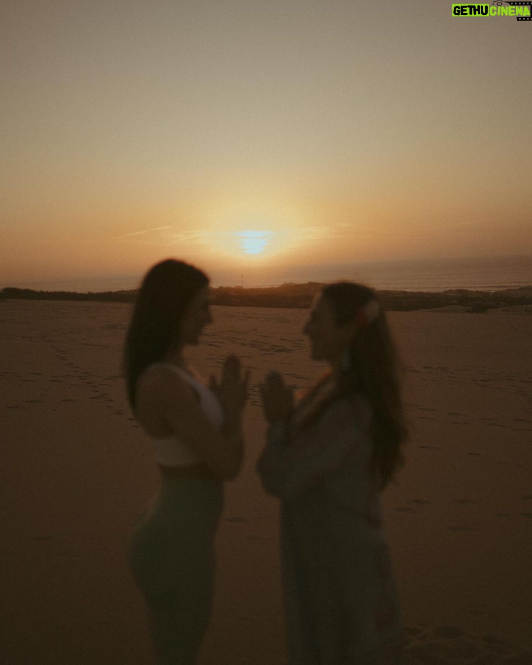 Beatriz Costa Instagram - • 𝗖𝗢𝗥𝗣𝗨𝗦 𝗢𝗣𝗘𝗥𝗔𝗡𝗗𝗜𝗦 • What makes you move?//Qual é a in-tensão? Eu e o meu veículo dançante num momento de conexão e liberdade. Falar disso e não falar de amor é-me impossível. O movimento é sempre expressão de uma coisa que o antecede e não tem nome: porque vontade, motivação ou ímpeto são coisas posteriores a essa ainda. Há qualquer coisa que nos acontece quando decidimos que é por ali que vamos, que é aquela a direção, que é aquele passo e que é aquele o caminho.E depois o corpo segue, mas antes dele estamos a seguir essa coisa que nos faz mover. Essa atração irresistível que não sabemos como nem de onde nasce mas que quando nasce nunca mais nos larga. Deve chamar-se Amor. O movimento arbitrário pode ser lindíssimo por ser frívolo, inconsistente e inesperado,mas o movimento ponderado e intencional é a pegada que fica. Qual é a intenção por trás do movimento?Onde começa e onde a tua in-tensão,a tua tensão interna? Há um poema do José Régio que me mostraram quando era menina e que nunca mais me deixou. Chama-se “Cântico Negro”,e reza assim: "(...)Não, não vou por aí! Só vou por onde me levam meus próprios passos… Se ao que busco saber nenhum de vós responde,
Por que me repetis: 'vem por aqui?'" Devia ter uns catorze anos quando o li, felizmente,porque me fez uma espécie de impressão profunda,uma tatuagem no meu subscinsciente de insubordinação e coragem.Isso é perigoso numa adolescente mas imperativo numa jovem adulta. O movimento.Decide-lo tu ou deixas que o façam isso por ti? E se não foste tu a escolher a direção,os passos que dás, ainda são teus? O ioga para mim é isto tudo e mais, porque juntamos a toda a equação o silêncio.E onde o silêncio está presente está também o segredo das coisas.E dançar com o segredo das coisas não nos torna mais sábios,mas torna-nos com certeza mais humanos e mais felizes. As fotografias foram tiradas pela @joanadartefotografou,que além de ter uma energia apaixonante ainda capta assim: com amor e subtileza. E depois a Isa,sempre a Isa.Ser mulher e estar rodeada de mulheres verdadeiramente incríveis empodera-me de uma forma que nunca vou conseguir exprimir com palavras. Mas tentarei sempre. Bom domingo!