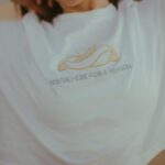 Beatriz Costa Instagram - • 𝗖𝗢𝗥𝗣𝗨𝗦 𝗢𝗣𝗘𝗥𝗔𝗡𝗗𝗜𝗦 • What makes you move?//Qual é a in-tensão? Eu e o meu veículo dançante num momento de conexão e liberdade. Falar disso e não falar de amor é-me impossível. O movimento é sempre expressão de uma coisa que o antecede e não tem nome: porque vontade, motivação ou ímpeto são coisas posteriores a essa ainda. Há qualquer coisa que nos acontece quando decidimos que é por ali que vamos, que é aquela a direção, que é aquele passo e que é aquele o caminho.E depois o corpo segue, mas antes dele estamos a seguir essa coisa que nos faz mover. Essa atração irresistível que não sabemos como nem de onde nasce mas que quando nasce nunca mais nos larga. Deve chamar-se Amor. O movimento arbitrário pode ser lindíssimo por ser frívolo, inconsistente e inesperado,mas o movimento ponderado e intencional é a pegada que fica. Qual é a intenção por trás do movimento?Onde começa e onde a tua in-tensão,a tua tensão interna? Há um poema do José Régio que me mostraram quando era menina e que nunca mais me deixou. Chama-se “Cântico Negro”,e reza assim: "(...)Não, não vou por aí! Só vou por onde me levam meus próprios passos… Se ao que busco saber nenhum de vós responde, Por que me repetis: 'vem por aqui?'" Devia ter uns catorze anos quando o li, felizmente,porque me fez uma espécie de impressão profunda,uma tatuagem no meu subscinsciente de insubordinação e coragem.Isso é perigoso numa adolescente mas imperativo numa jovem adulta. O movimento.Decide-lo tu ou deixas que o façam isso por ti? E se não foste tu a escolher a direção,os passos que dás, ainda são teus? O ioga para mim é isto tudo e mais, porque juntamos a toda a equação o silêncio.E onde o silêncio está presente está também o segredo das coisas.E dançar com o segredo das coisas não nos torna mais sábios,mas torna-nos com certeza mais humanos e mais felizes. As fotografias foram tiradas pela @joanadartefotografou,que além de ter uma energia apaixonante ainda capta assim: com amor e subtileza. E depois a Isa,sempre a Isa.Ser mulher e estar rodeada de mulheres verdadeiramente incríveis empodera-me de uma forma que nunca vou conseguir exprimir com palavras. Mas tentarei sempre. Bom domingo!