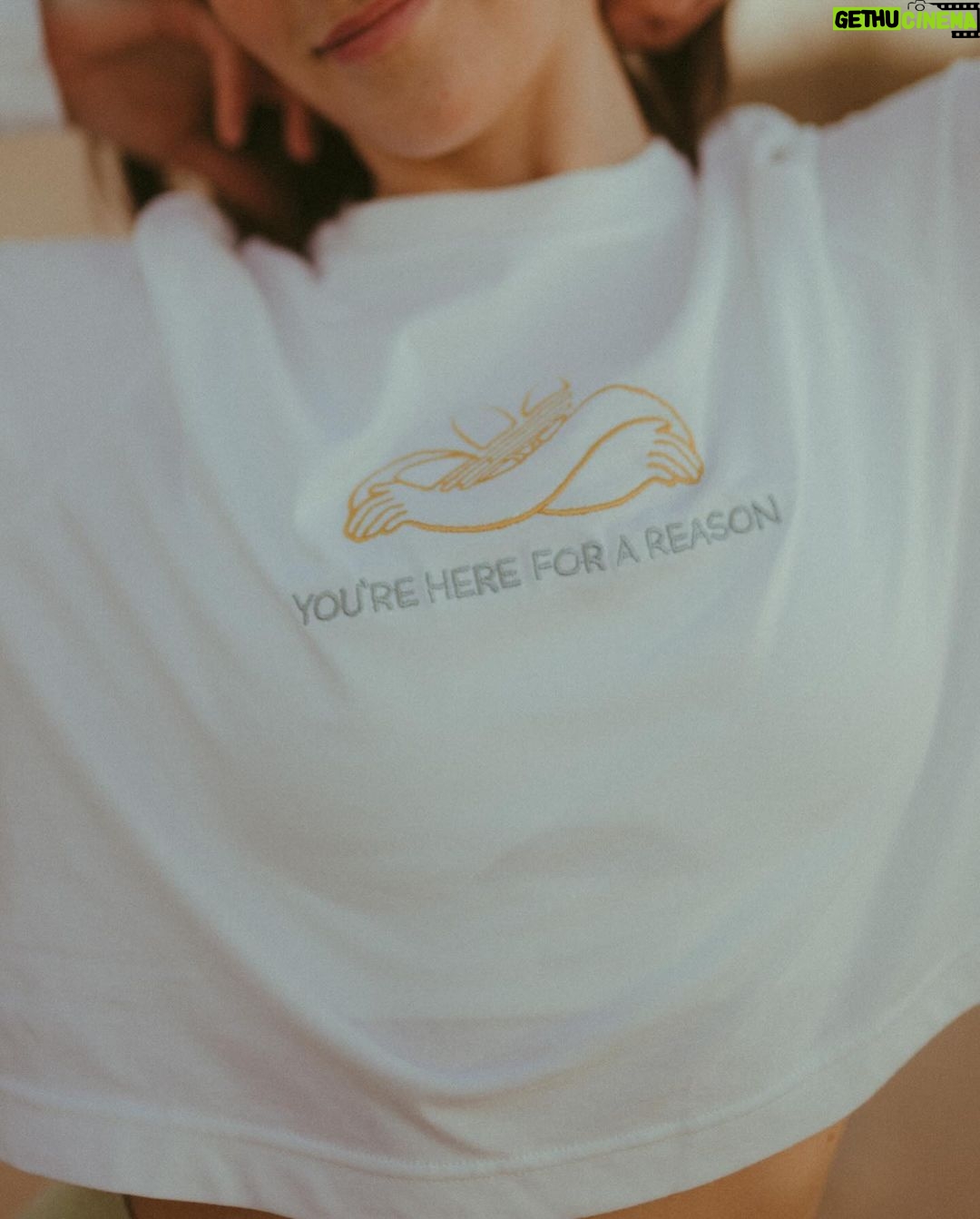 Beatriz Costa Instagram - • 𝗖𝗢𝗥𝗣𝗨𝗦 𝗢𝗣𝗘𝗥𝗔𝗡𝗗𝗜𝗦 • What makes you move?//Qual é a in-tensão? Eu e o meu veículo dançante num momento de conexão e liberdade. Falar disso e não falar de amor é-me impossível. O movimento é sempre expressão de uma coisa que o antecede e não tem nome: porque vontade, motivação ou ímpeto são coisas posteriores a essa ainda. Há qualquer coisa que nos acontece quando decidimos que é por ali que vamos, que é aquela a direção, que é aquele passo e que é aquele o caminho.E depois o corpo segue, mas antes dele estamos a seguir essa coisa que nos faz mover. Essa atração irresistível que não sabemos como nem de onde nasce mas que quando nasce nunca mais nos larga. Deve chamar-se Amor. O movimento arbitrário pode ser lindíssimo por ser frívolo, inconsistente e inesperado,mas o movimento ponderado e intencional é a pegada que fica. Qual é a intenção por trás do movimento?Onde começa e onde a tua in-tensão,a tua tensão interna? Há um poema do José Régio que me mostraram quando era menina e que nunca mais me deixou. Chama-se “Cântico Negro”,e reza assim: "(...)Não, não vou por aí! Só vou por onde me levam meus próprios passos… Se ao que busco saber nenhum de vós responde,
Por que me repetis: 'vem por aqui?'" Devia ter uns catorze anos quando o li, felizmente,porque me fez uma espécie de impressão profunda,uma tatuagem no meu subscinsciente de insubordinação e coragem.Isso é perigoso numa adolescente mas imperativo numa jovem adulta. O movimento.Decide-lo tu ou deixas que o façam isso por ti? E se não foste tu a escolher a direção,os passos que dás, ainda são teus? O ioga para mim é isto tudo e mais, porque juntamos a toda a equação o silêncio.E onde o silêncio está presente está também o segredo das coisas.E dançar com o segredo das coisas não nos torna mais sábios,mas torna-nos com certeza mais humanos e mais felizes. As fotografias foram tiradas pela @joanadartefotografou,que além de ter uma energia apaixonante ainda capta assim: com amor e subtileza. E depois a Isa,sempre a Isa.Ser mulher e estar rodeada de mulheres verdadeiramente incríveis empodera-me de uma forma que nunca vou conseguir exprimir com palavras. Mas tentarei sempre. Bom domingo!