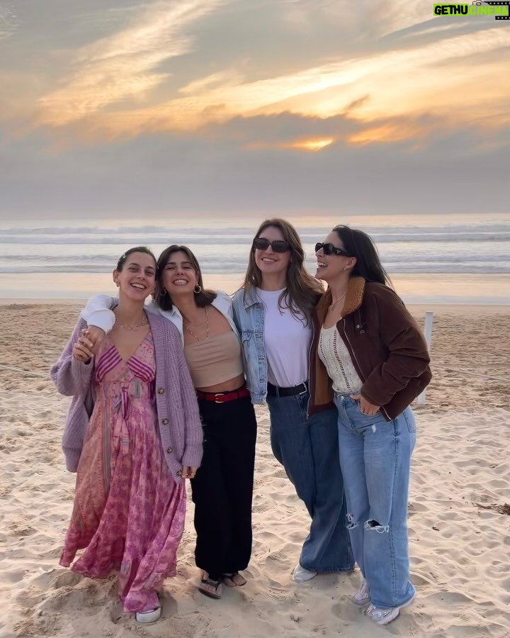 Beatriz Costa Instagram - Ultimamente. 🌹 1. Lisboa a ser o meu amor de sempre e eu muito contente com isso. 2. Sábado, 23° em janeiro e a Costa deu à costa. 3. Elas 💘 e um céu que nos protege. 4. @valterlobo a ser pintor dos meus quadros internos mais secretos. Obrigada, marinheiro! 5. Tenho lido Ary, e voltei a constatar que esta é a canção mais bela escrita em português, de todos os tempos. E parece que o génio a escreveu de uma assentada. (Como é que não acredito em Deus?) 6. #luckybia e uma fada chamada Rita. 7. "Como é fazer uma novela há três anos?" É isto. 8. Lua cheia, conversas existencialistas e o melhor ramen da cidade...gostava de vos conseguir exprimir por palavras a minha devoção à gastronomia mas não sou capaz. 9. @jazzydancestudios olé! 10. A expressar qualquer coisa que eu não sei mas que tem sempre a ver com a natureza. sei que o mundo anda doido e difícil, e que existir neste planetinha flutuante no meio do sistema solar é só para os fortes. Se estás a ler isto é porque és assim, e nesse sentido, venho humildemente apelar para que não te esqueças de beber água, mexer o corpo, abraçar quem gostas (e se não gostas de ninguém vai lá ver isso). Respirar fundo e ir ver o mar, caminhar num sitio com muito verde em volta. E se não der, arranja uma planta e cuida dela e depois deixa que isso te inspire e começa a cuidar de ti. Aqueles clichês que nos esquecemos que são importantes. Fevereiro, vem apaixonado e delicado, que precisamos de muita calma e muito Amor. 💝
