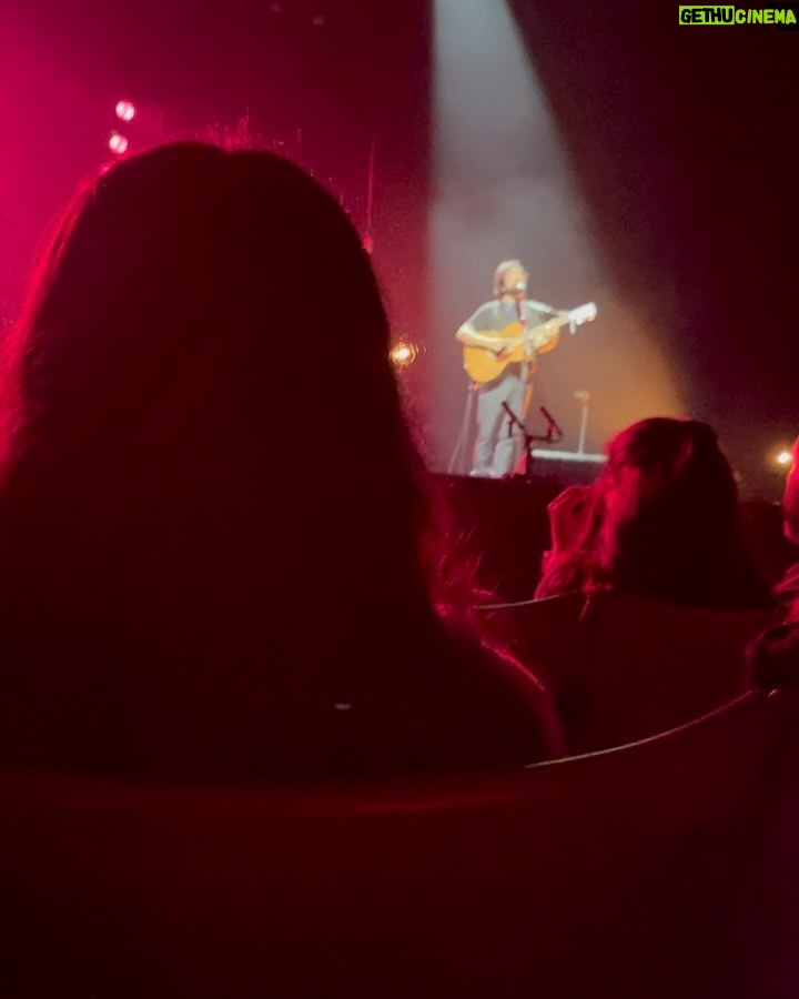 Beatriz Costa Instagram - Ultimamente. 🌹 1. Lisboa a ser o meu amor de sempre e eu muito contente com isso. 2. Sábado, 23° em janeiro e a Costa deu à costa. 3. Elas 💘 e um céu que nos protege. 4. @valterlobo a ser pintor dos meus quadros internos mais secretos. Obrigada, marinheiro! 5. Tenho lido Ary, e voltei a constatar que esta é a canção mais bela escrita em português, de todos os tempos. E parece que o génio a escreveu de uma assentada. (Como é que não acredito em Deus?) 6. #luckybia e uma fada chamada Rita. 7. "Como é fazer uma novela há três anos?" É isto. 8. Lua cheia, conversas existencialistas e o melhor ramen da cidade...gostava de vos conseguir exprimir por palavras a minha devoção à gastronomia mas não sou capaz. 9. @jazzydancestudios olé! 10. A expressar qualquer coisa que eu não sei mas que tem sempre a ver com a natureza. sei que o mundo anda doido e difícil, e que existir neste planetinha flutuante no meio do sistema solar é só para os fortes. Se estás a ler isto é porque és assim, e nesse sentido, venho humildemente apelar para que não te esqueças de beber água, mexer o corpo, abraçar quem gostas (e se não gostas de ninguém vai lá ver isso). Respirar fundo e ir ver o mar, caminhar num sitio com muito verde em volta. E se não der, arranja uma planta e cuida dela e depois deixa que isso te inspire e começa a cuidar de ti. Aqueles clichês que nos esquecemos que são importantes. Fevereiro, vem apaixonado e delicado, que precisamos de muita calma e muito Amor. 💝