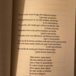 Beatriz Costa Instagram - Ultimamente. 🌹 1. Lisboa a ser o meu amor de sempre e eu muito contente com isso. 2. Sábado, 23° em janeiro e a Costa deu à costa. 3. Elas 💘 e um céu que nos protege. 4. @valterlobo a ser pintor dos meus quadros internos mais secretos. Obrigada, marinheiro! 5. Tenho lido Ary, e voltei a constatar que esta é a canção mais bela escrita em português, de todos os tempos. E parece que o génio a escreveu de uma assentada. (Como é que não acredito em Deus?) 6. #luckybia e uma fada chamada Rita. 7. "Como é fazer uma novela há três anos?" É isto. 8. Lua cheia, conversas existencialistas e o melhor ramen da cidade...gostava de vos conseguir exprimir por palavras a minha devoção à gastronomia mas não sou capaz. 9. @jazzydancestudios olé! 10. A expressar qualquer coisa que eu não sei mas que tem sempre a ver com a natureza. sei que o mundo anda doido e difícil, e que existir neste planetinha flutuante no meio do sistema solar é só para os fortes. Se estás a ler isto é porque és assim, e nesse sentido, venho humildemente apelar para que não te esqueças de beber água, mexer o corpo, abraçar quem gostas (e se não gostas de ninguém vai lá ver isso). Respirar fundo e ir ver o mar, caminhar num sitio com muito verde em volta. E se não der, arranja uma planta e cuida dela e depois deixa que isso te inspire e começa a cuidar de ti. Aqueles clichês que nos esquecemos que são importantes. Fevereiro, vem apaixonado e delicado, que precisamos de muita calma e muito Amor. 💝