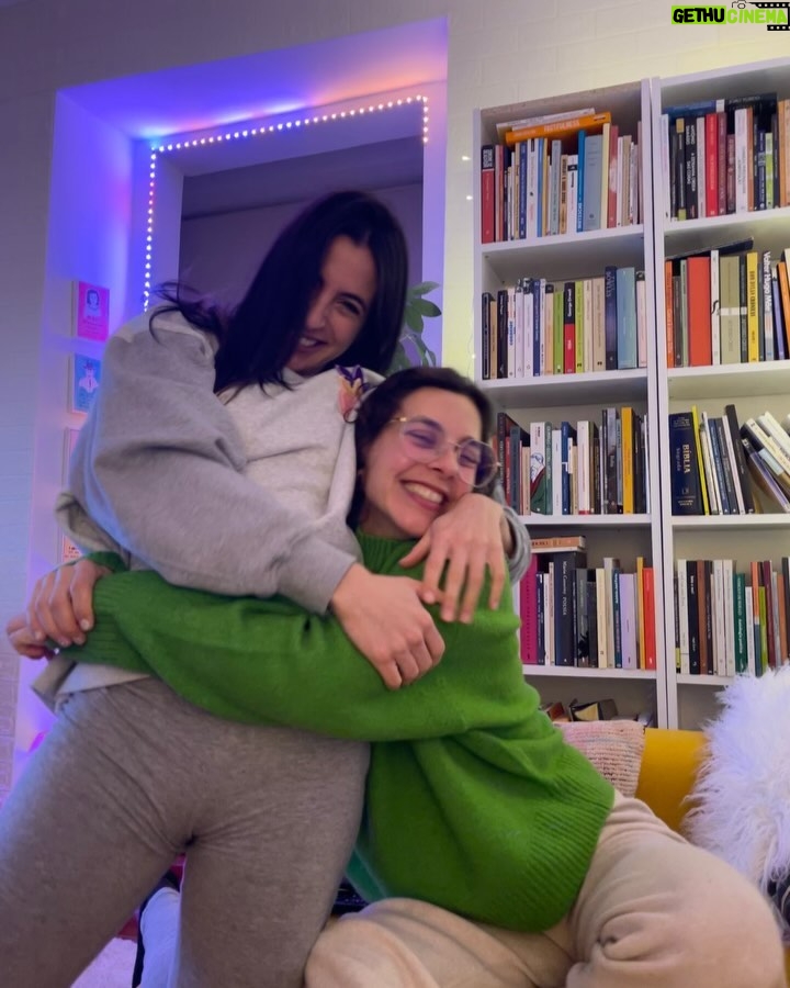 Beatriz Costa Instagram - Ultimamente. 🌹 1. Lisboa a ser o meu amor de sempre e eu muito contente com isso. 2. Sábado, 23° em janeiro e a Costa deu à costa. 3. Elas 💘 e um céu que nos protege. 4. @valterlobo a ser pintor dos meus quadros internos mais secretos. Obrigada, marinheiro! 5. Tenho lido Ary, e voltei a constatar que esta é a canção mais bela escrita em português, de todos os tempos. E parece que o génio a escreveu de uma assentada. (Como é que não acredito em Deus?) 6. #luckybia e uma fada chamada Rita. 7. "Como é fazer uma novela há três anos?" É isto. 8. Lua cheia, conversas existencialistas e o melhor ramen da cidade...gostava de vos conseguir exprimir por palavras a minha devoção à gastronomia mas não sou capaz. 9. @jazzydancestudios olé! 10. A expressar qualquer coisa que eu não sei mas que tem sempre a ver com a natureza. sei que o mundo anda doido e difícil, e que existir neste planetinha flutuante no meio do sistema solar é só para os fortes. Se estás a ler isto é porque és assim, e nesse sentido, venho humildemente apelar para que não te esqueças de beber água, mexer o corpo, abraçar quem gostas (e se não gostas de ninguém vai lá ver isso). Respirar fundo e ir ver o mar, caminhar num sitio com muito verde em volta. E se não der, arranja uma planta e cuida dela e depois deixa que isso te inspire e começa a cuidar de ti. Aqueles clichês que nos esquecemos que são importantes. Fevereiro, vem apaixonado e delicado, que precisamos de muita calma e muito Amor. 💝