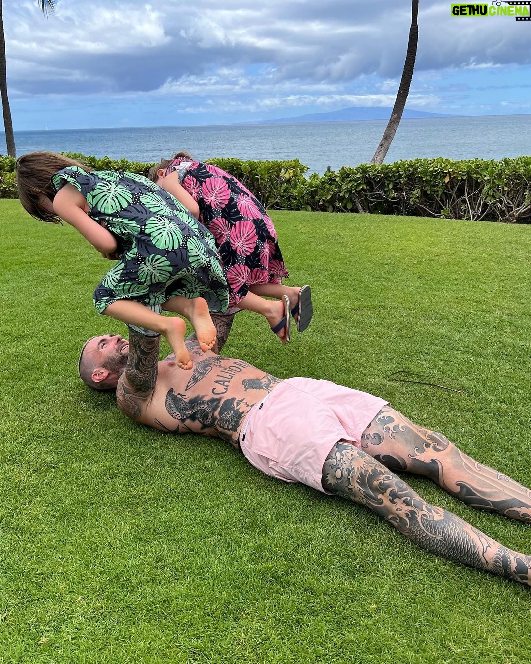 Behati Prinsloo Instagram - Summer dump 👽🌊🌴