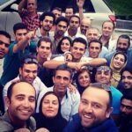 Behrang Toufighi Instagram – تك تك دوستانى كه توى اين عكس ميبينيد نهايت تلاششون رو كردن تا سريال امين به بهترين شكل تموم شه، البته چند نفر تو عكس جا نشدن، بعضى ها هم امروز نبودن، وقتى با شما كار ميكنم پشتم به كوهه، دم همتون گرم