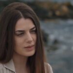 Belfu Benian Instagram - İki yılın içine sığdırdığım Belfu’ya ve Mercan’a ait binlerce duyguyu çantama atıp şehre döndüğüm günden beri daha bugün bitti diyebiliyorum kendime... Aileden kopmak, sevgiliden ayrılmak gibi bişey içimde yarattığı his.. İlk işim olduğu için kurduğum bağ, hayatımda koyduğum yer ve yüklediğim anlam biraz fazla sanırım... Karadeniz’den, insanından, kültüründen, ikliminden öğrendiklerimle gittiğimden daha farklı bir insan olarak döndüm evime, kendime.. En büyük tecrübeyi de Mercan’la edindim.. Ne çok şey yaşadık birlikte... Ama ne çok şey... Şimdi cebime koyduklarımla ve kazandığım kalbi güzel insanlarla yola devam etme vakti :) Bana inanıp Mercan’ı teslim eden Osman Sınav’a Yönetmenlerim; Yusuf Ömer Sınav Murat Onbul Veli Çelik Emre Kabakuşak’a Menajerim; Nesrin Namal ve Serra Alkan’a Birbirinden değerli oyun arkadaşlarıma, Canım ekibe, senaristlerimize ve bizi 2 yıldır bağrına basan seyircimize teşekkürü borç bilirim! Biz anlattık siz dinlediniz, hepimizin hayatından bir “Sen Anlat Karadeniz” geçti... Ne de güzel ilk işti!