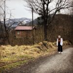Belfu Benian Instagram - Kendisiyle bir fotoğraf çekilmek istedim sağ olsun kırmadı🌳 Mor menekşeler açmıştı, her şey yolundaydı... (Kambur değilim sırt çantam monta bişey yapmış) Aksu Köyü Sürmene