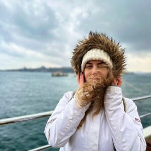 Belfu Benian Instagram - Kış bitmeden, yaz gelmeden 
“ Boğazda araf “