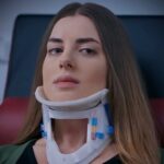 Belfu Benian Instagram - İki yılın içine sığdırdığım Belfu’ya ve Mercan’a ait binlerce duyguyu çantama atıp şehre döndüğüm günden beri daha bugün bitti diyebiliyorum kendime... Aileden kopmak, sevgiliden ayrılmak gibi bişey içimde yarattığı his.. İlk işim olduğu için kurduğum bağ, hayatımda koyduğum yer ve yüklediğim anlam biraz fazla sanırım... Karadeniz’den, insanından, kültüründen, ikliminden öğrendiklerimle gittiğimden daha farklı bir insan olarak döndüm evime, kendime.. En büyük tecrübeyi de Mercan’la edindim.. Ne çok şey yaşadık birlikte... Ama ne çok şey... Şimdi cebime koyduklarımla ve kazandığım kalbi güzel insanlarla yola devam etme vakti :) Bana inanıp Mercan’ı teslim eden Osman Sınav’a Yönetmenlerim; Yusuf Ömer Sınav Murat Onbul Veli Çelik Emre Kabakuşak’a Menajerim; Nesrin Namal ve Serra Alkan’a Birbirinden değerli oyun arkadaşlarıma, Canım ekibe, senaristlerimize ve bizi 2 yıldır bağrına basan seyircimize teşekkürü borç bilirim! Biz anlattık siz dinlediniz, hepimizin hayatından bir “Sen Anlat Karadeniz” geçti... Ne de güzel ilk işti!