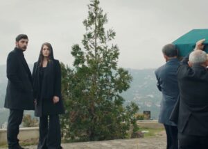 Belfu Benian Instagram - İki yılın içine sığdırdığım Belfu’ya ve Mercan’a ait binlerce duyguyu çantama atıp şehre döndüğüm günden beri daha bugün bitti diyebiliyorum kendime... Aileden kopmak, sevgiliden ayrılmak gibi bişey içimde yarattığı his.. İlk işim olduğu için kurduğum bağ, hayatımda koyduğum yer ve yüklediğim anlam biraz fazla sanırım... Karadeniz’den, insanından, kültüründen, ikliminden öğrendiklerimle gittiğimden daha farklı bir insan olarak döndüm evime, kendime.. En büyük tecrübeyi de Mercan’la edindim.. Ne çok şey yaşadık birlikte... Ama ne çok şey... Şimdi cebime koyduklarımla ve kazandığım kalbi güzel insanlarla yola devam etme vakti :) Bana inanıp Mercan’ı teslim eden Osman Sınav’a Yönetmenlerim;
Yusuf Ömer Sınav 
Murat Onbul
Veli Çelik 
Emre Kabakuşak’a 
Menajerim;
Nesrin Namal ve Serra Alkan’a 
Birbirinden değerli oyun arkadaşlarıma, 
Canım ekibe, senaristlerimize ve bizi 2 yıldır bağrına basan seyircimize teşekkürü borç bilirim! 
Biz anlattık siz dinlediniz, hepimizin hayatından bir “Sen Anlat Karadeniz” geçti... Ne de güzel ilk işti!