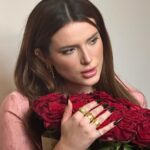 Bella Thorne Instagram - Valentine’s Day with my two loves @thornedynasty and my other love who took these pictures of me 😍
