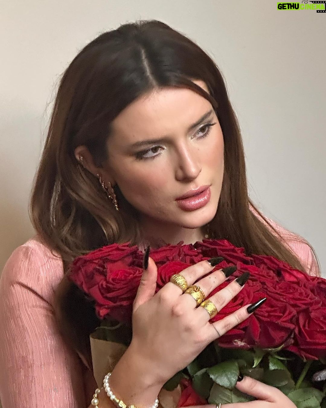 Bella Thorne Instagram - Valentine’s Day with my two loves @thornedynasty and my other love who took these pictures of me 😍