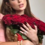 Bella Thorne Instagram - Valentine’s Day with my two loves @thornedynasty and my other love who took these pictures of me 😍