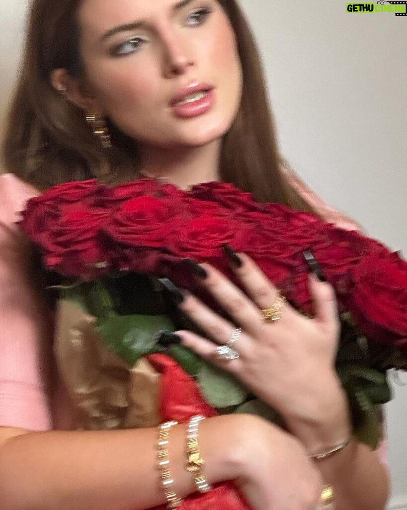 Bella Thorne Instagram - Valentine’s Day with my two loves @thornedynasty and my other love who took these pictures of me 😍