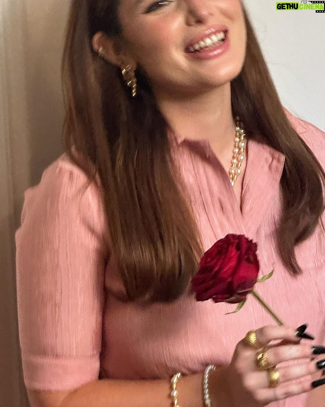 Bella Thorne Instagram - Valentine’s Day with my two loves @thornedynasty and my other love who took these pictures of me 😍