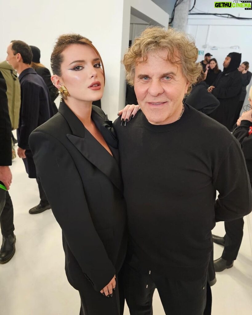 Bella Thorne Instagram - Back to black with @viktorandrolf ⠀⠀⠀⠀⠀⠀⠀⠀⠀ Ps what are we thinking on the new amy winehouse trailer back to black??? Thoughts?:)