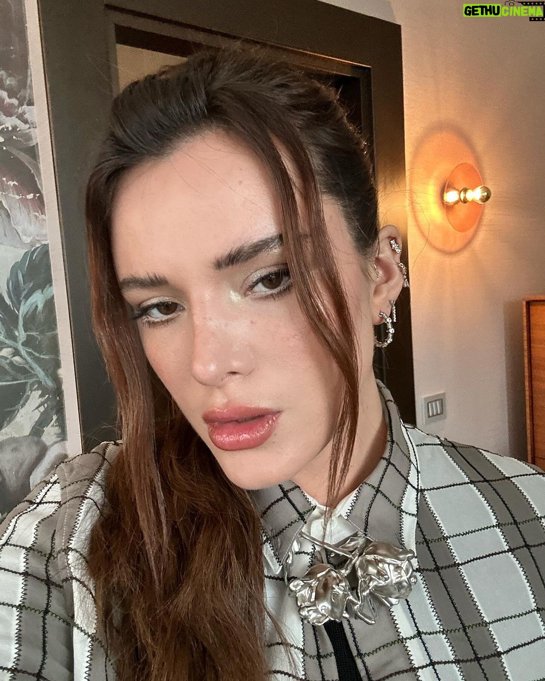 Bella Thorne Instagram - I want to fit my four dogs in this bag so u think I can!? I absolutely love @marni they are so creative - and they love taking chances and if you know me, you know I love taking Chances ;) Thank u @renzo.rosso @stefano.rosso.brave @asliceofbambi