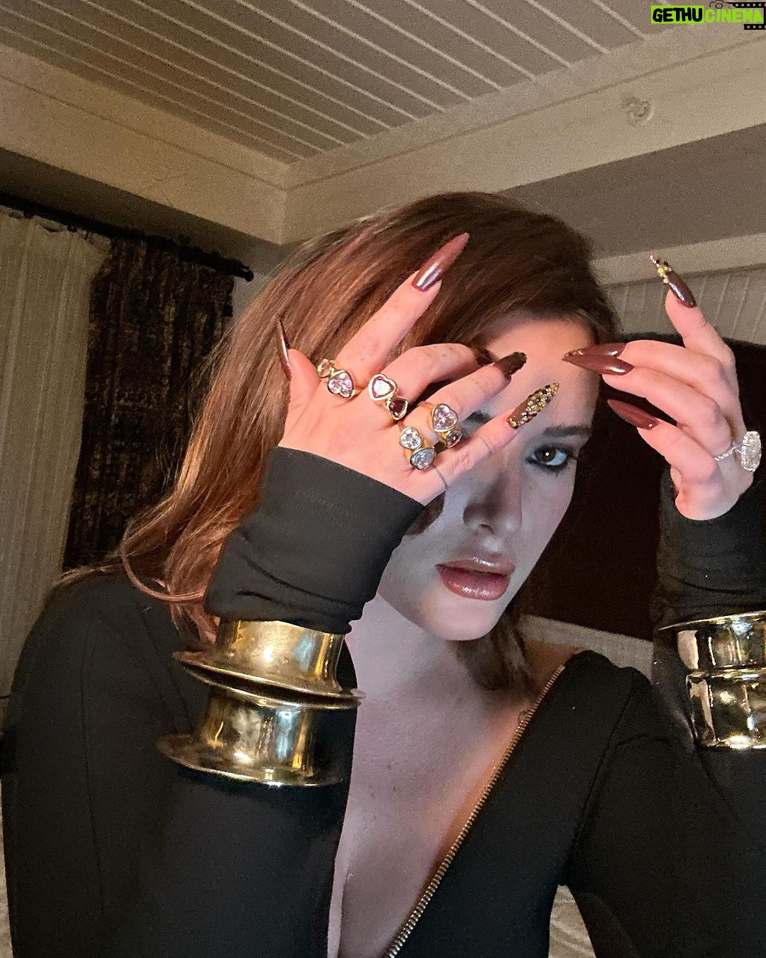 Bella Thorne Instagram - Moments before announcing that I’m teaming up with @amfar to create content to help educate younger generations about HIV. Special thanks to @dolcegabbana for my stunning dress!