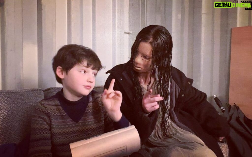 Benjamin Evan Ainsworth Instagram - ‘Miles and The Lady discuss coping techniques for effective anger management’... Or, was it just an epic game of Mad Libs BTS with the amazing @danieladibfitness 🧐 #thehauntingofblymanor #theladyinthelake @thehaunting